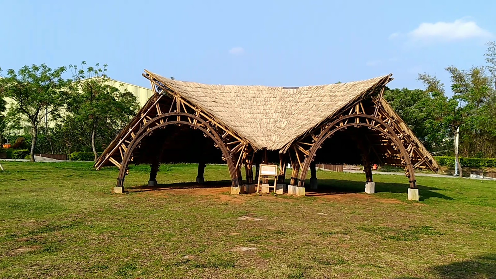 雙連坡碉堡公園茅草竹亭