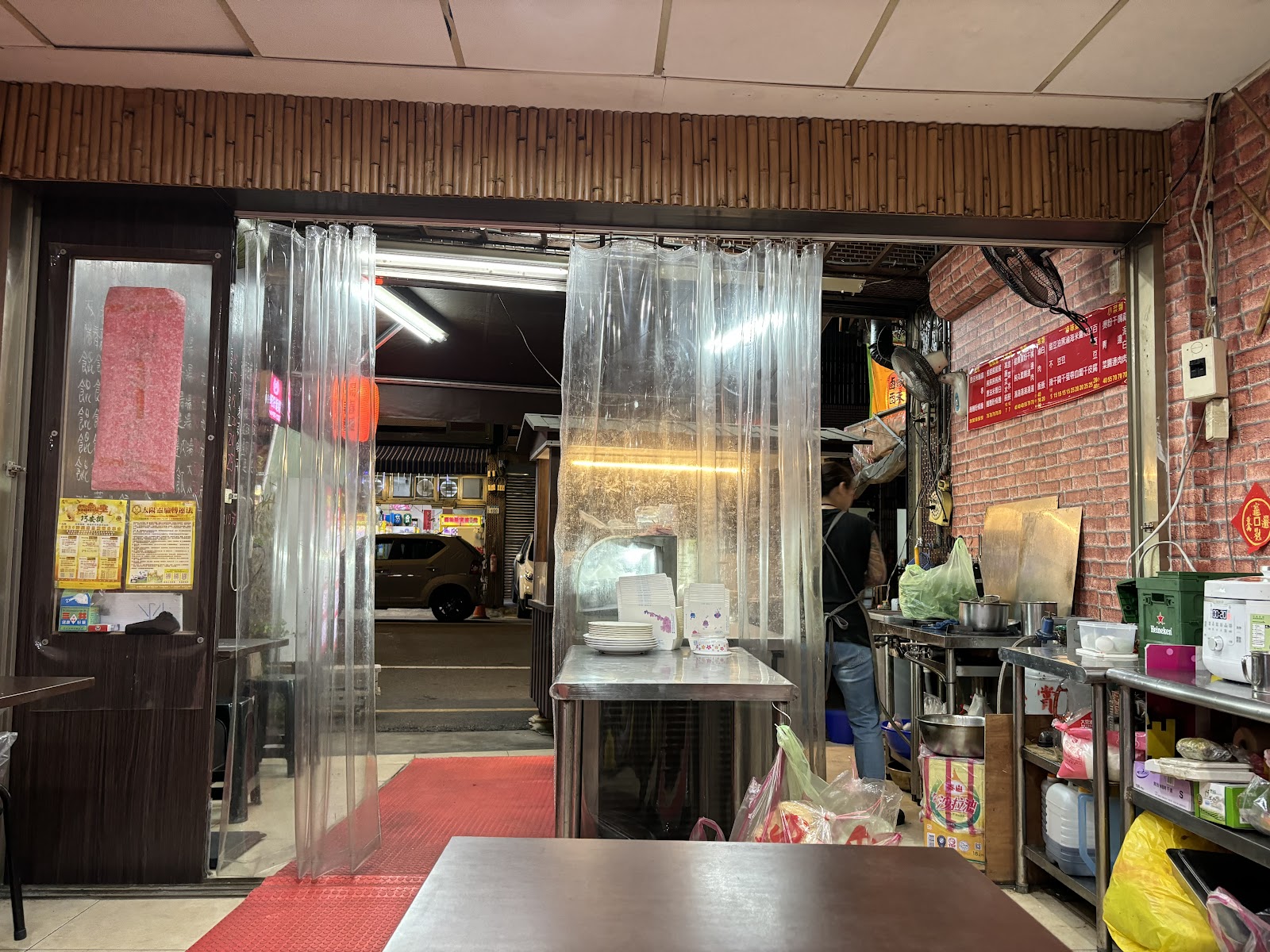 珍食在小吃店內用餐環境