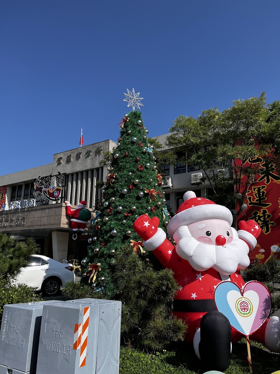 宜蘭市公所正面外觀聖誕節裝置藝術