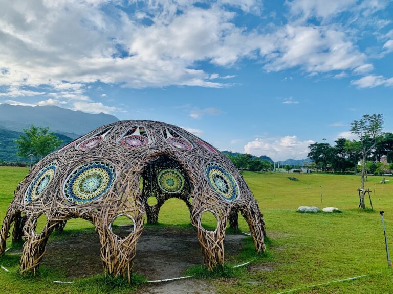 臺東縣鹿野鄉公所草地上的編織夢幻穹頂裝置藝術，色彩圖騰交織出夢幻光影