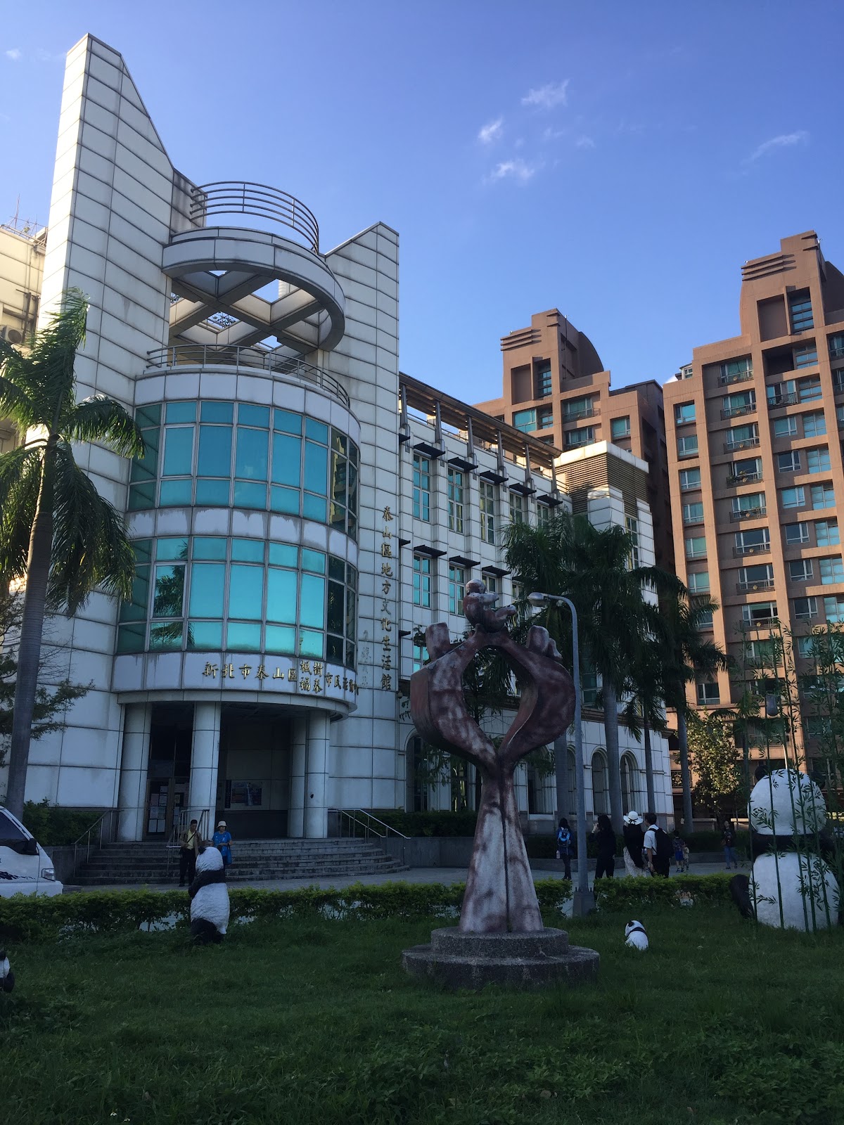 泰山區娃娃產業文化館白色現代建築外觀與圓頂空橋｜泰山區娃娃產業文化館