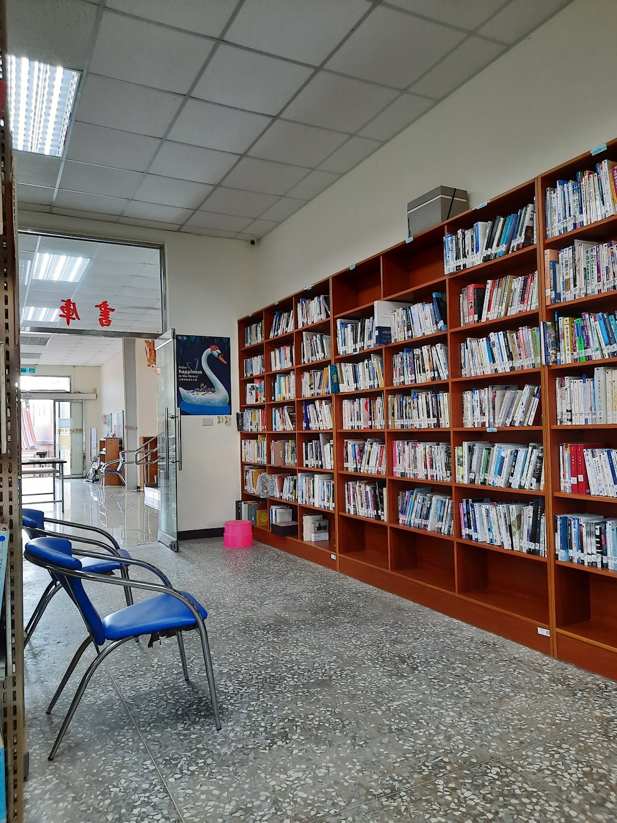 金沙鎮立圖書館書架區
