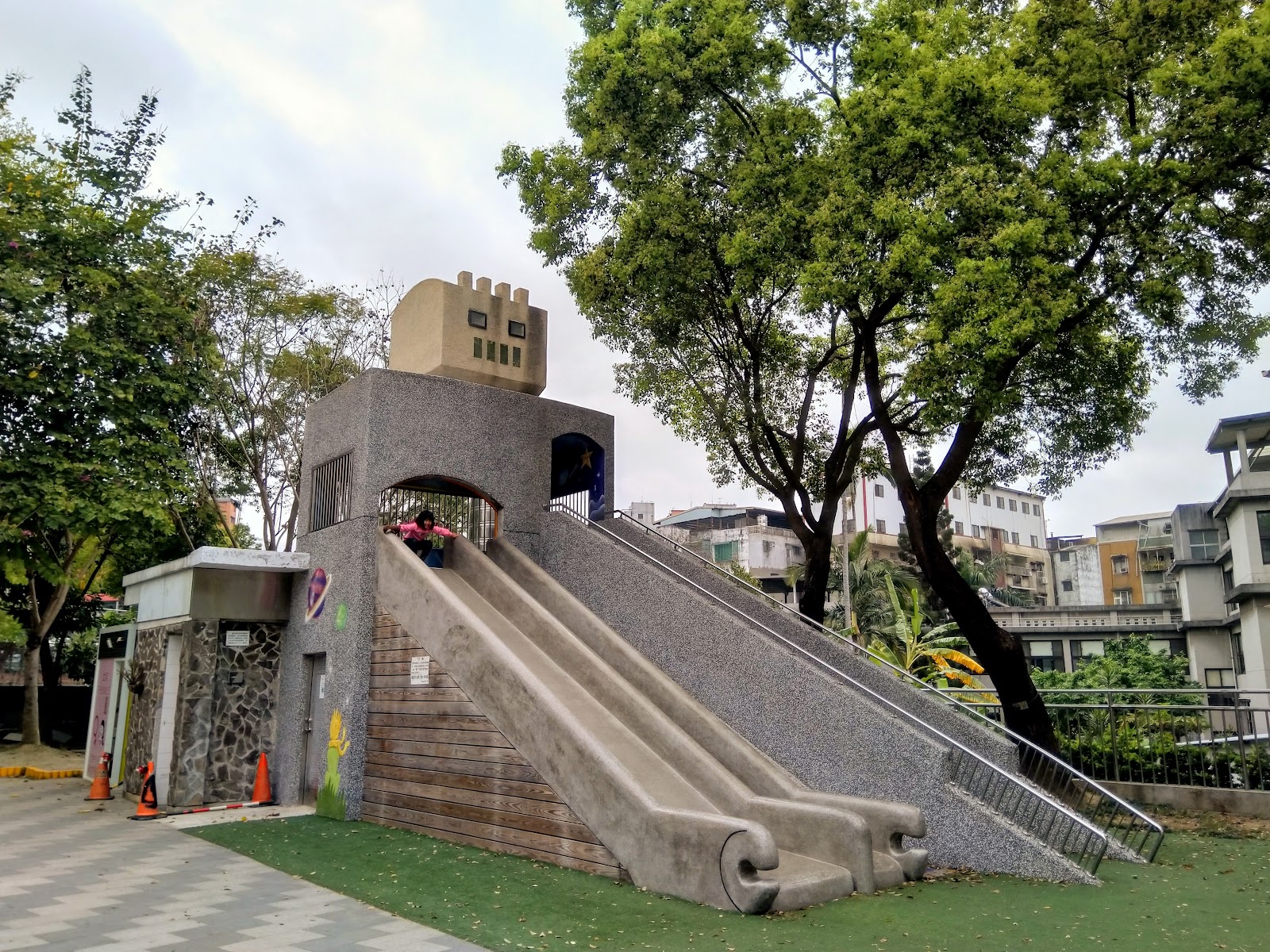 貴子兒童公園大型城堡造型溜滑梯遊具｜泰山區貴子兒童公園