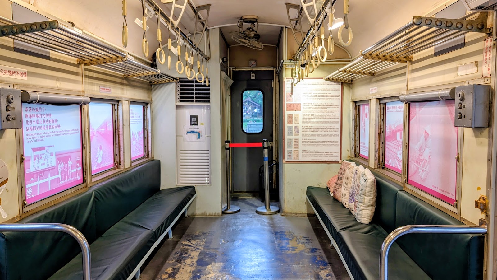 新北投車站內保存的復古車廂展示