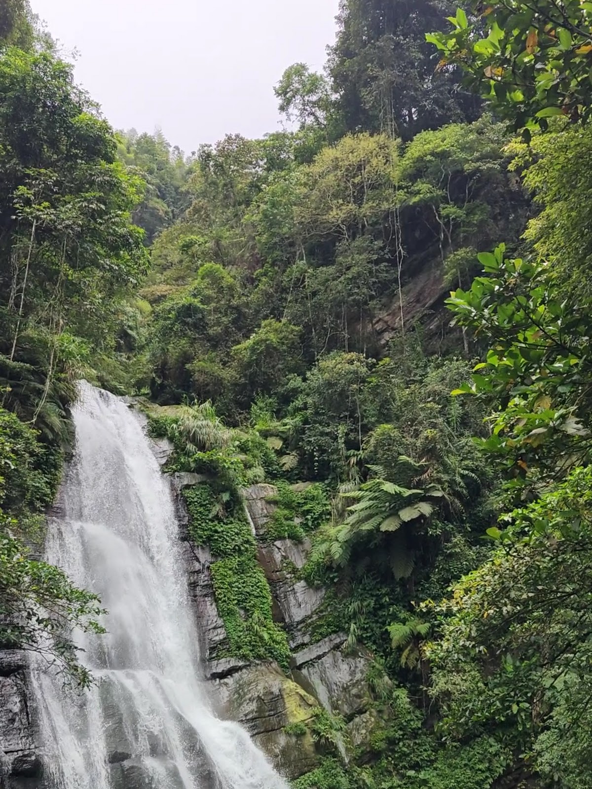 瀑布水流沖擊岩壁,激起陣陣水花
