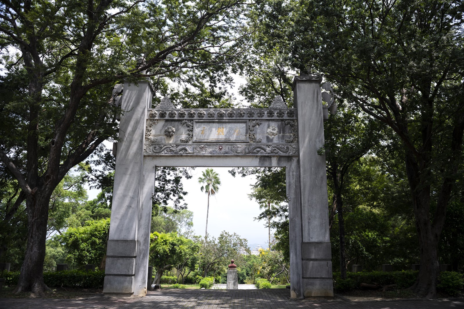 賴氏節孝坊另一角度，可見遠方苗栗市區天際線