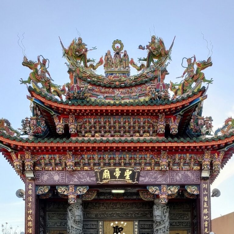 湖東村聖帝廟屋脊交趾陶與剪黏雙龍裝飾特寫
