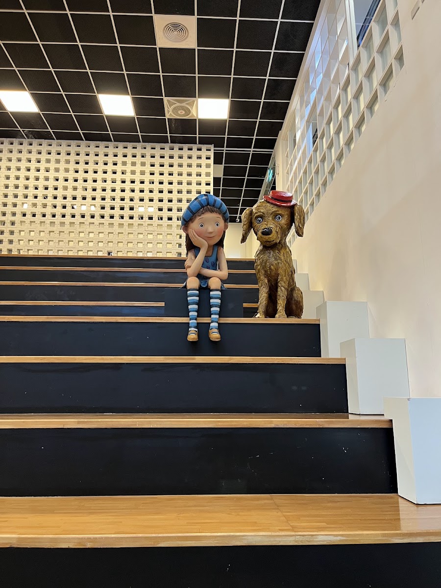 宜蘭市立圖書館挑高階梯式閱讀區