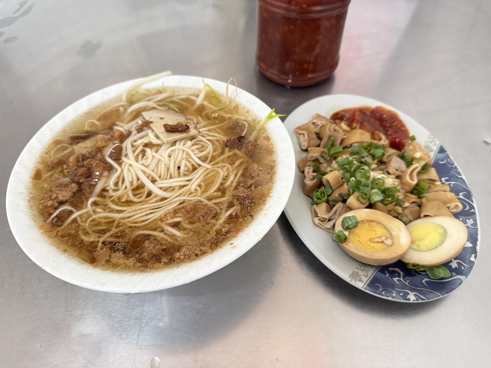 崗山頭老麵店招牌湯麵與黑白切
