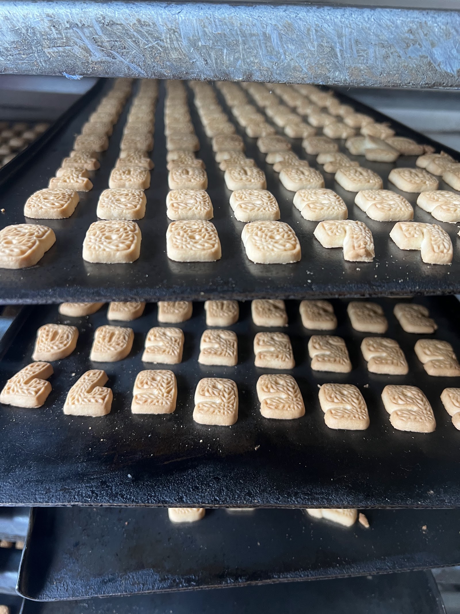 成功食品廠烘焙中的餅乾網架