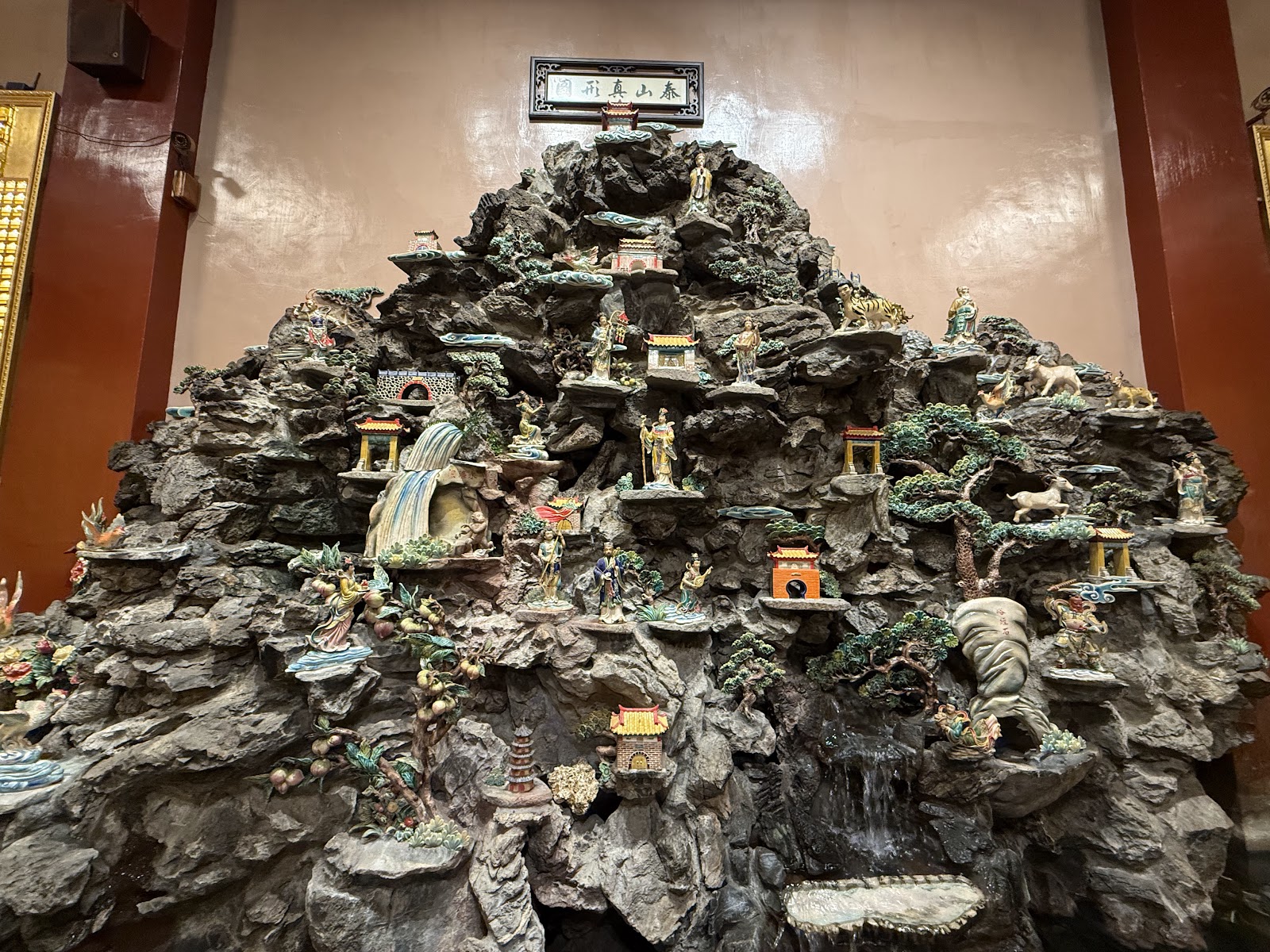 嘉義天后宮廟內交趾陶蓬萊仙山造景,多彩神仙人物陶偶