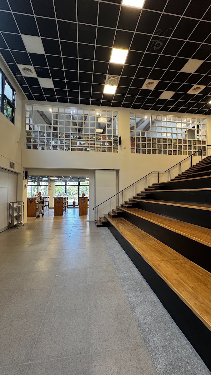 宜蘭市立圖書館挑高大廳樓梯