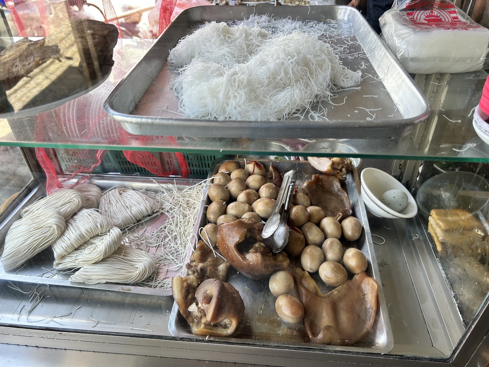 崗山頭老麵店黑白切展示櫃