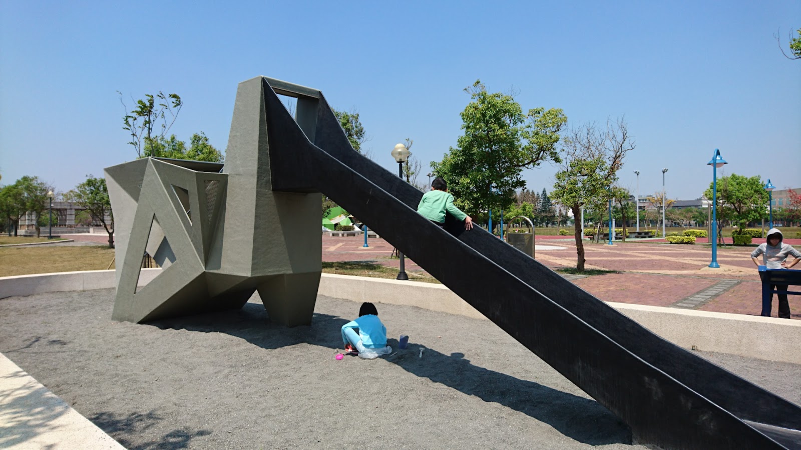 兒童公園幾何造型溜滑梯