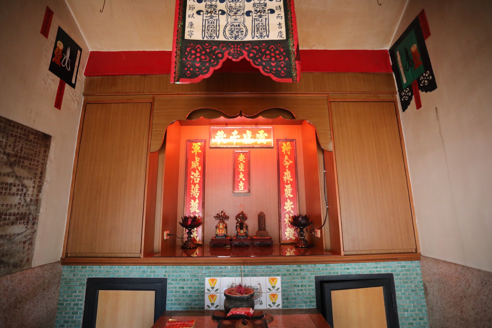 趙氏祖廟內部祖先牌位與神龕