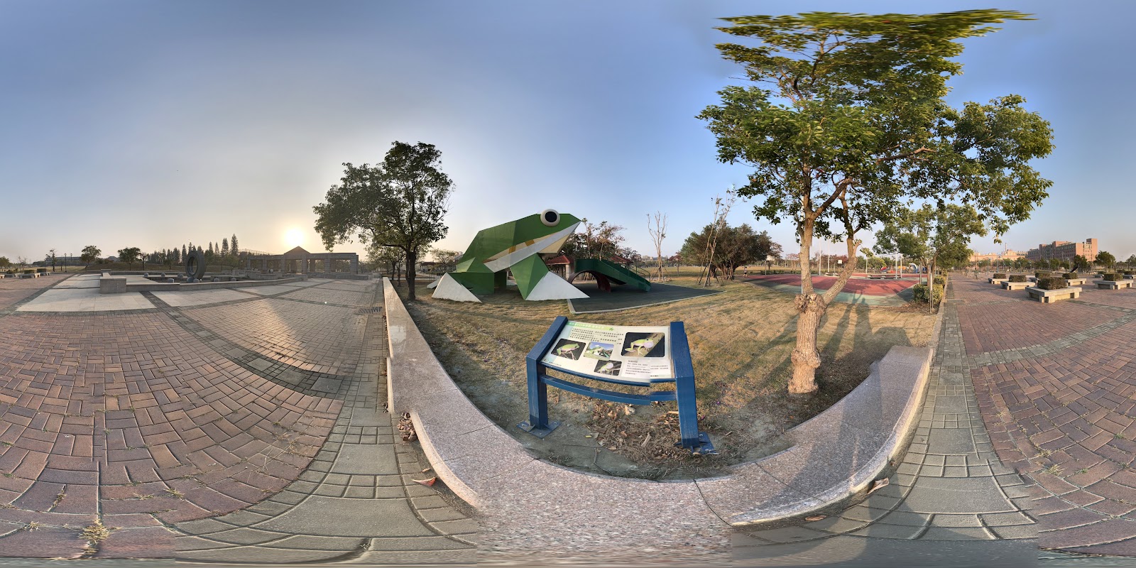 兒童公園青蛙造型遊具全景
