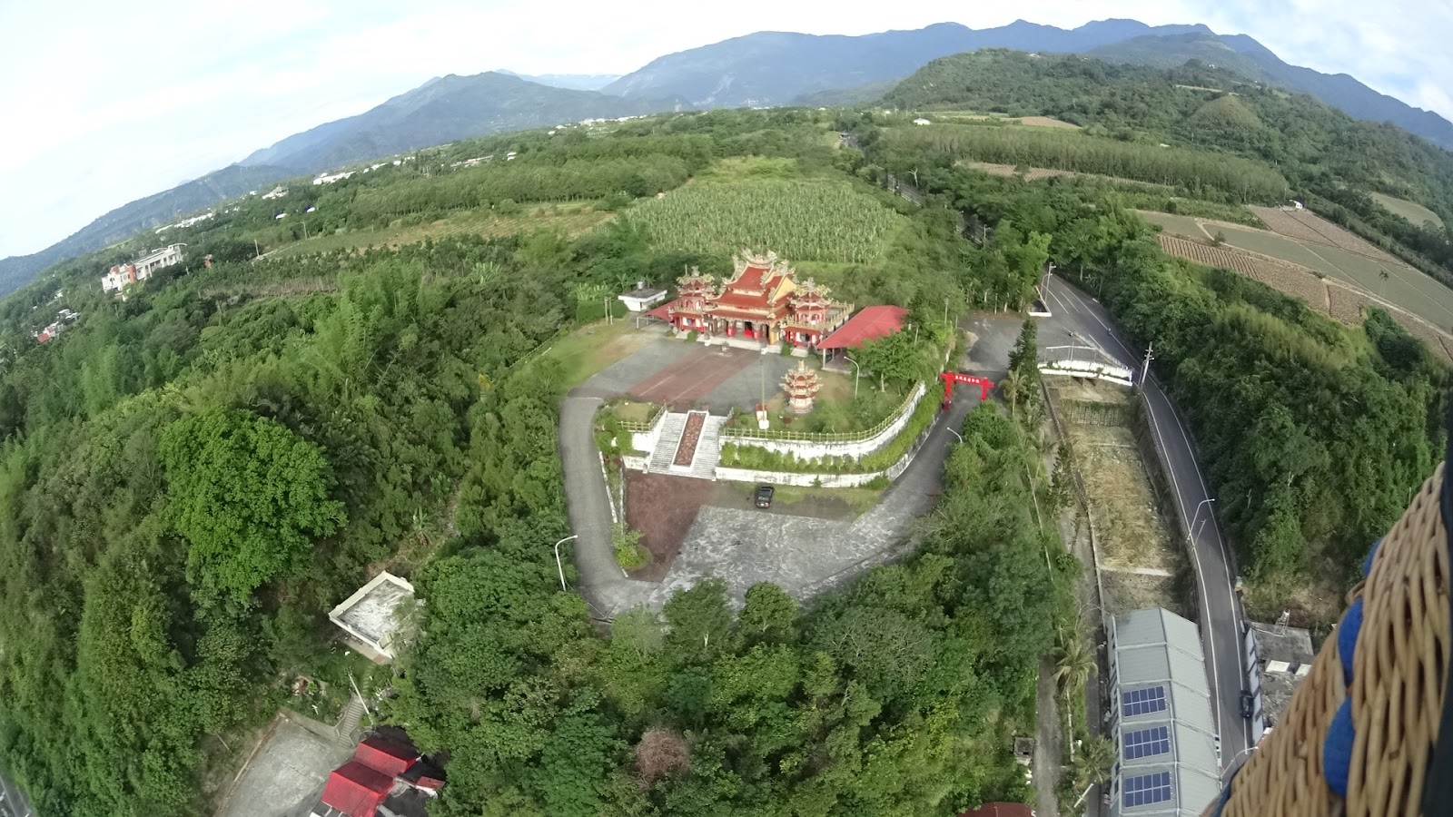 空拍視角下的鹿野福佑宮，廟埕與周邊綠色田野一覽無遺