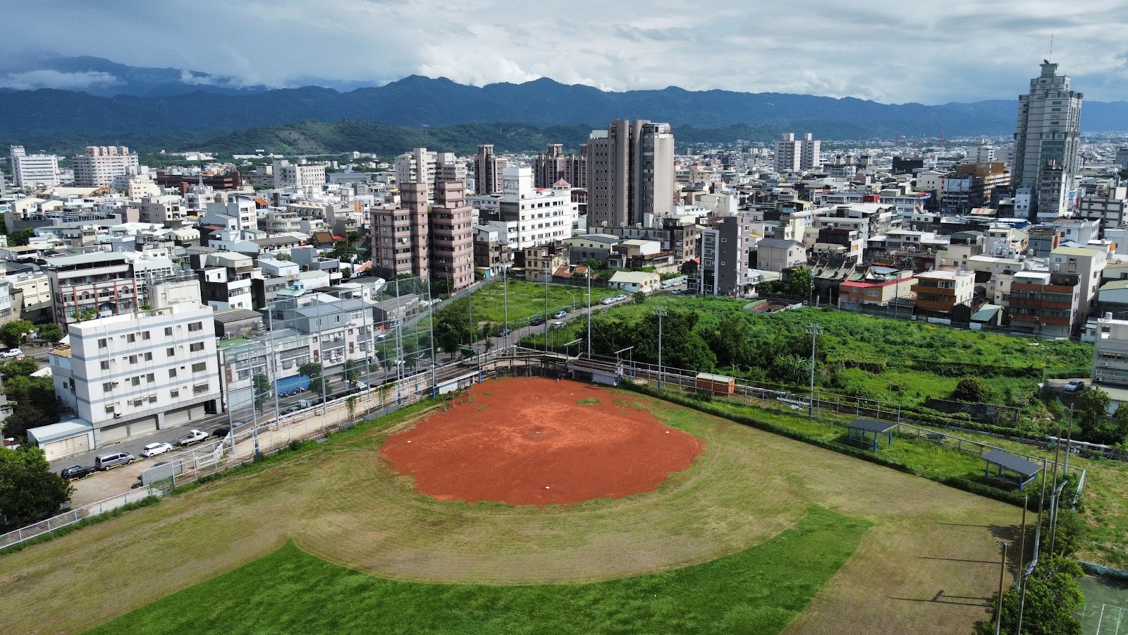 苗栗大倫棒球場空拍，紅土球場與市區天際線