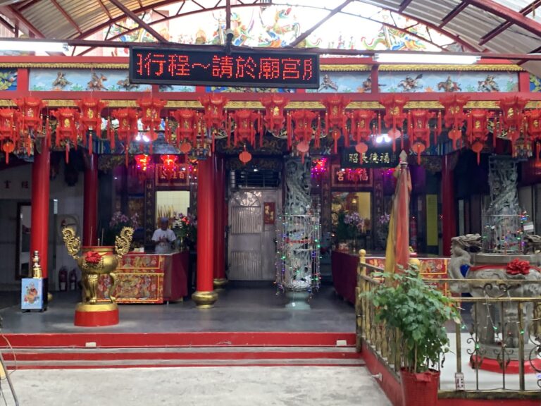 新豐街福德宮正殿入口高掛大紅燈籠，金爐與龍柱莊嚴－新豐街福德宮