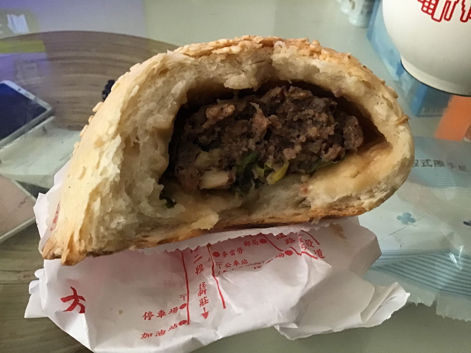 泰山李記胡椒餅剖開後的肉餡與蔥花特寫｜泰山區泰山李記胡椒餅