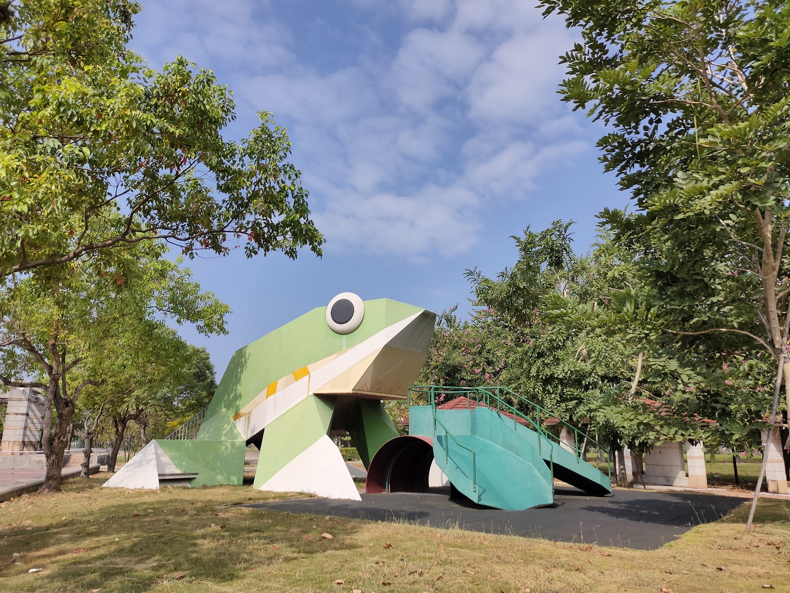 南故宮235新樂園青蛙造型溜滑梯裝置藝術全景