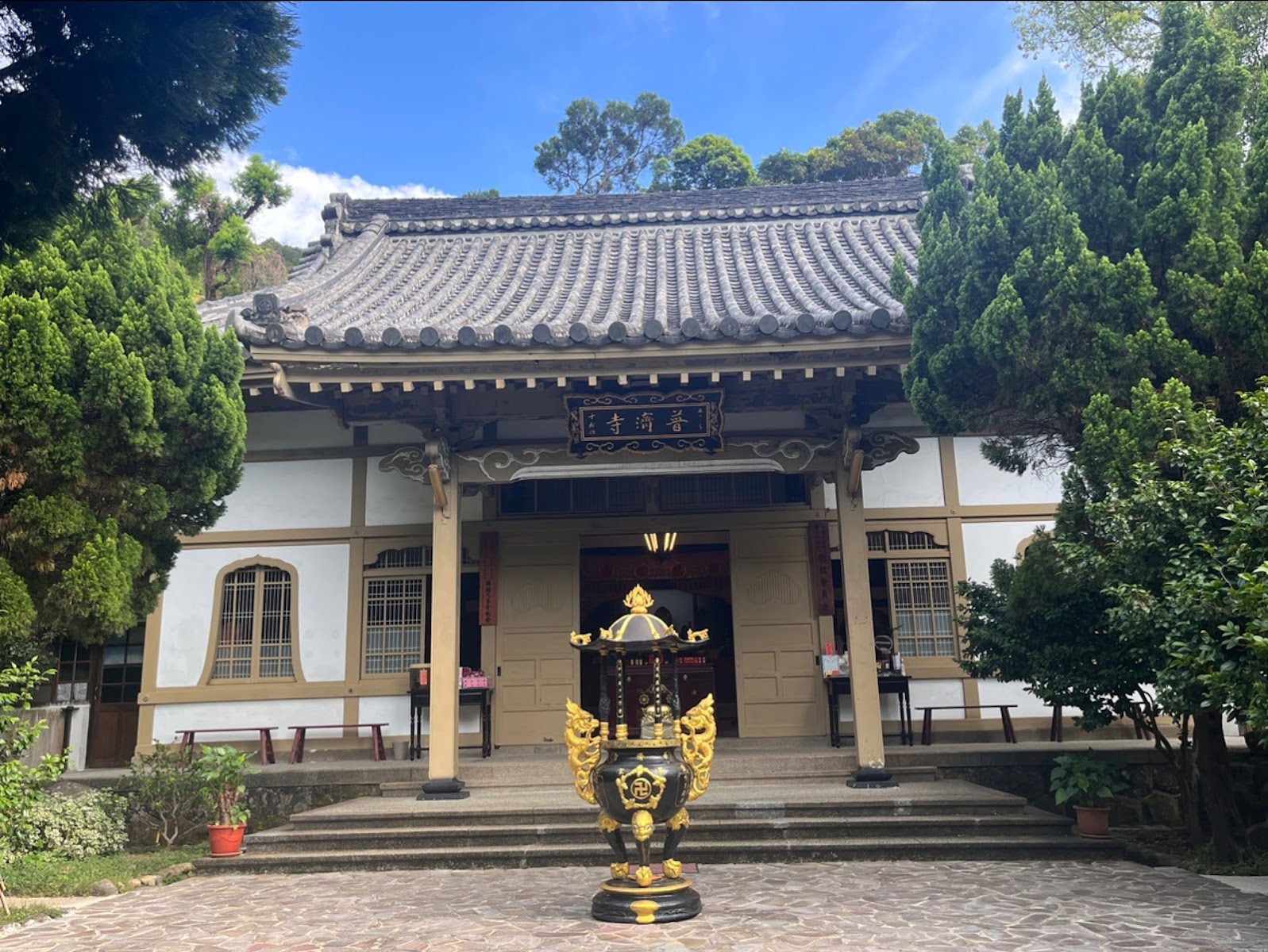 普濟寺正殿與金色香爐