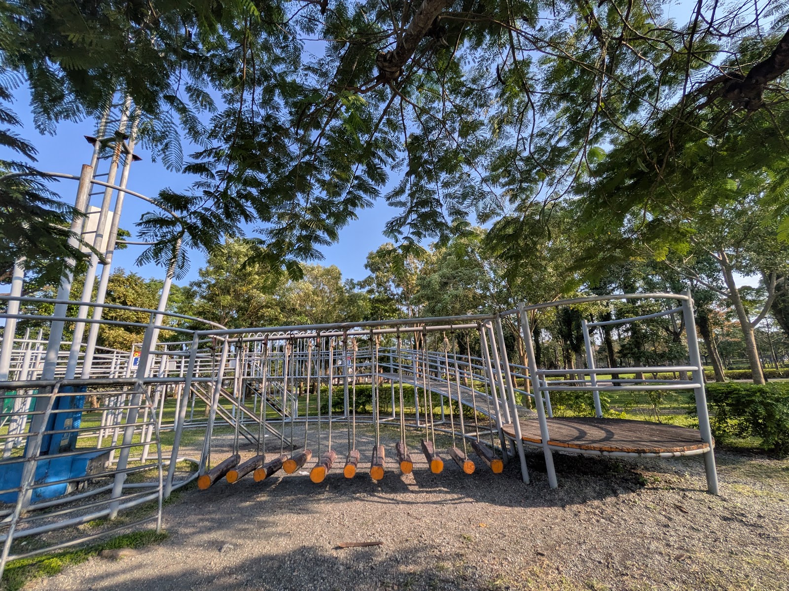 宜蘭運動公園戶外兒童遊樂場攀爬平衡木設施