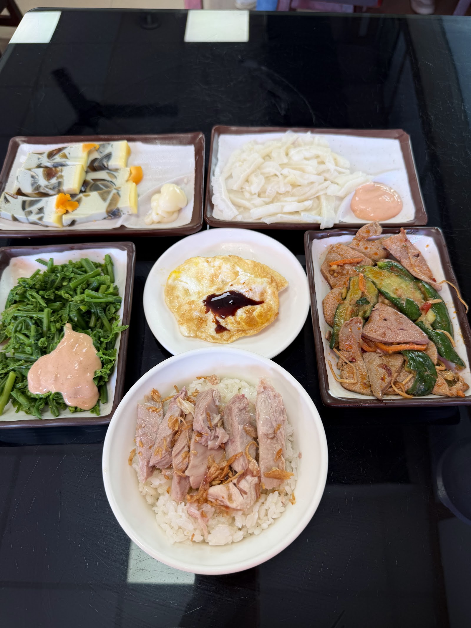 光華阿宏火雞肉飯全套餐點俯拍,火雞肉飯、滷蛋、燙青菜、皮蛋豆腐與炒肉片