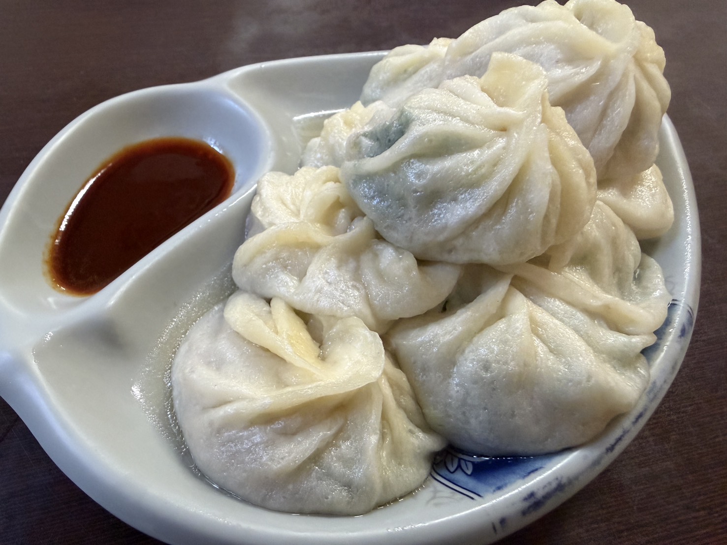 正常鮮肉小籠包店蒸好的鮮肉小籠湯包特寫