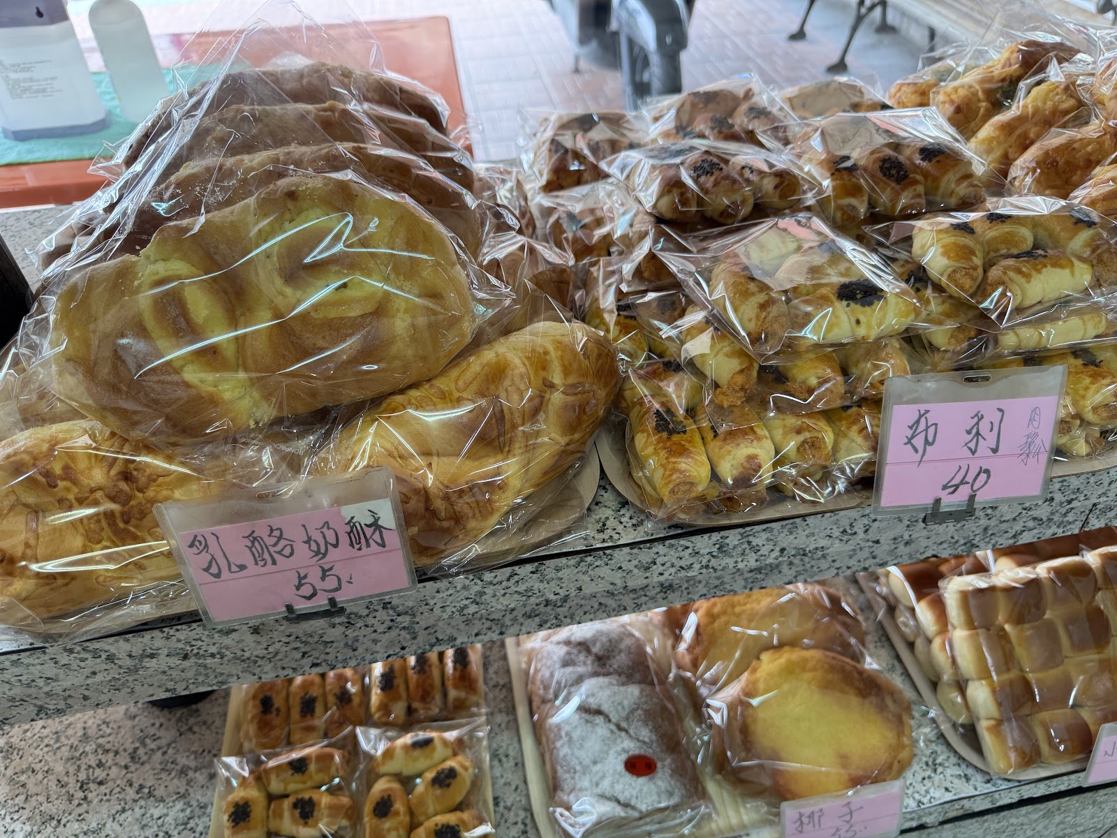 金名城麵包店手工麵包陳列，手寫價格標透著樸實的人情味