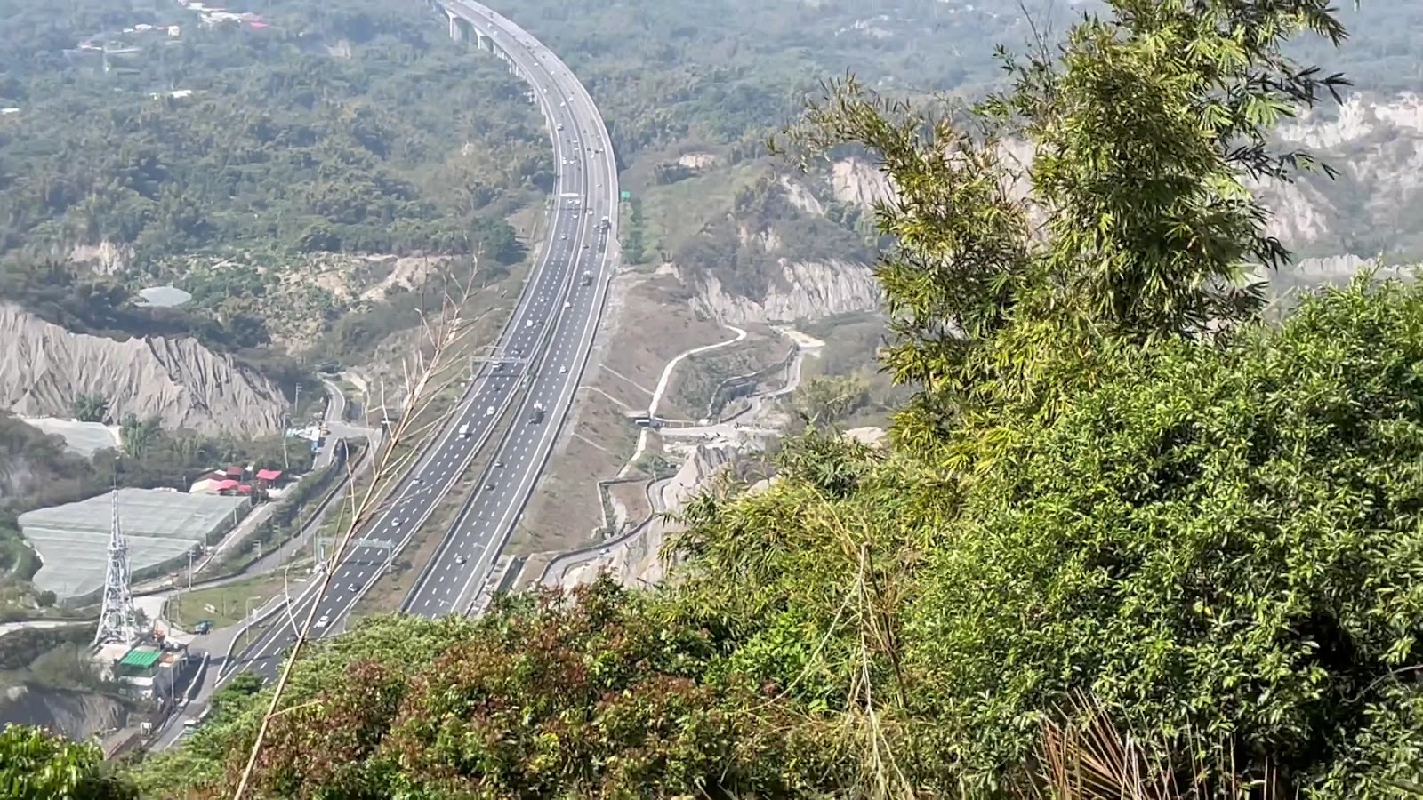 中寮山觀景台望見國道3號高架橋