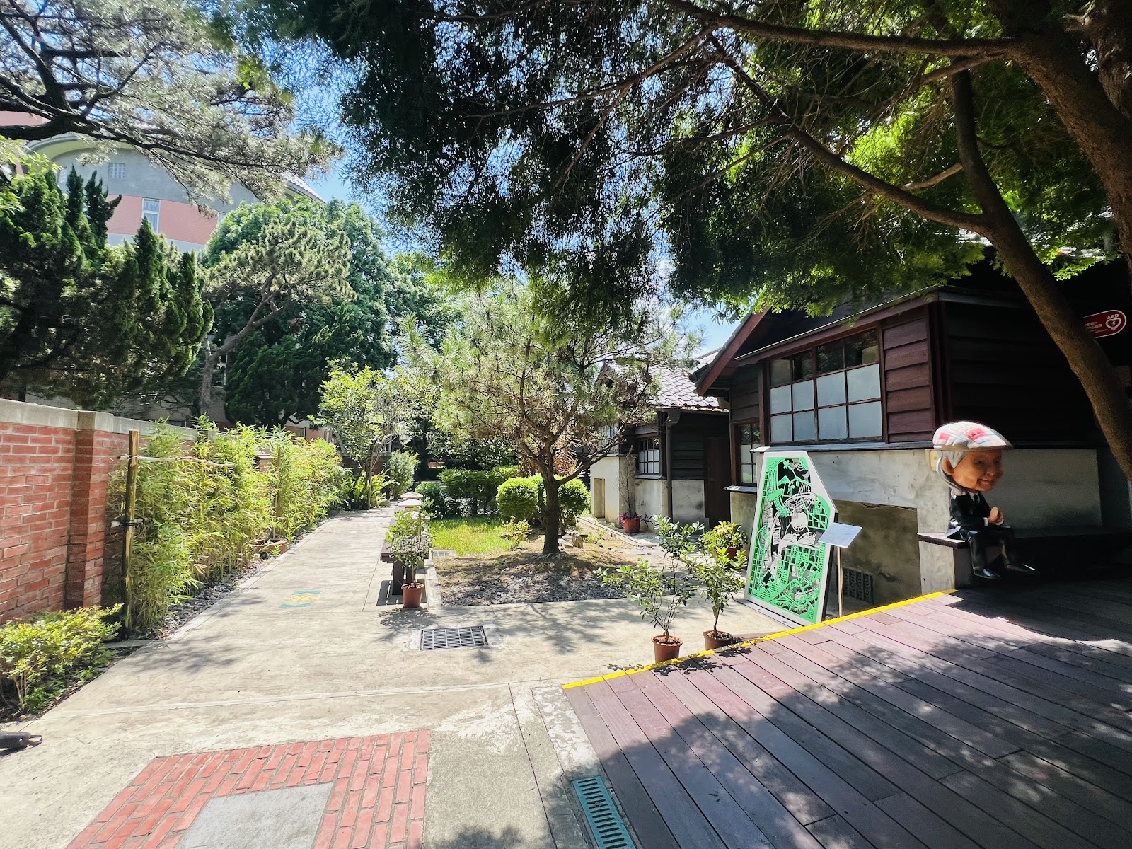 鍾肇政文學生活園區庭園小徑，竹林與日式木屋