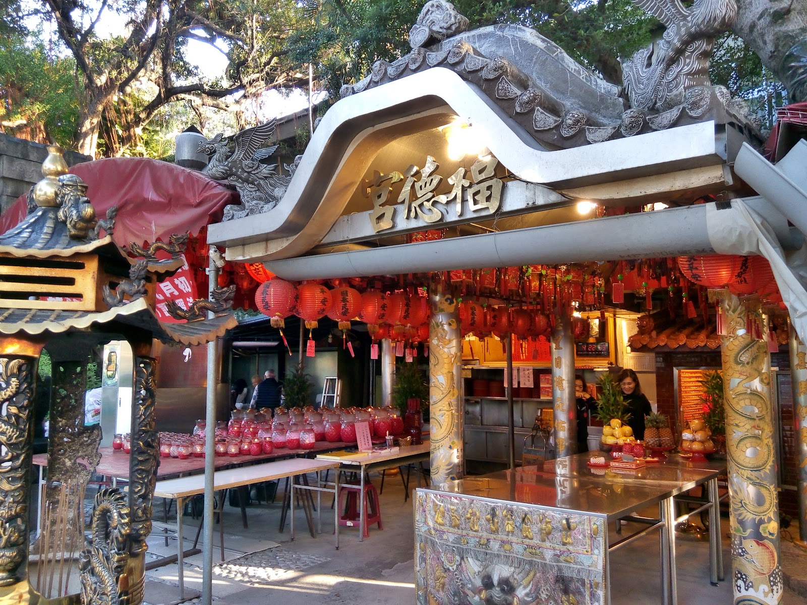 台北中正區二二八公園福德宮廟埕金字橫匾與紅燈籠