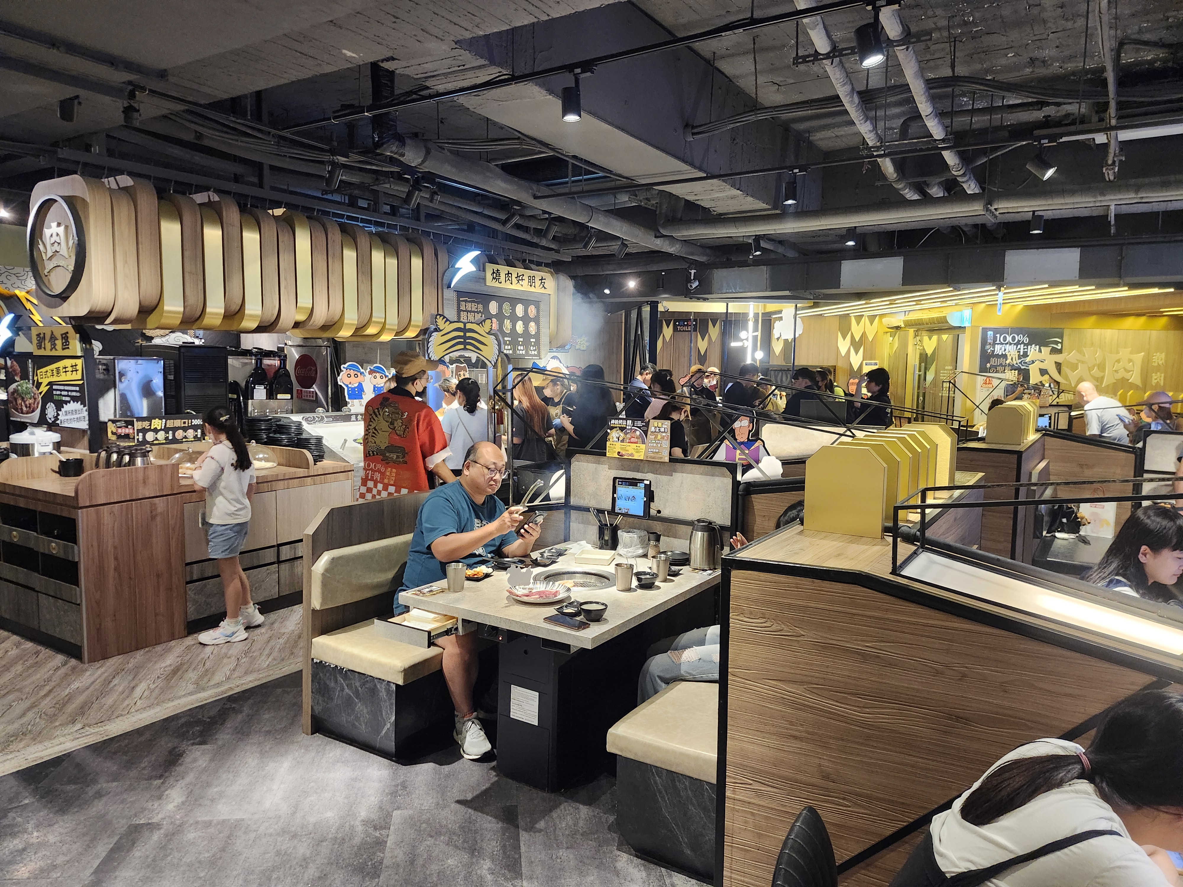 肉次方台北峨眉店用餐空間與包廂座位