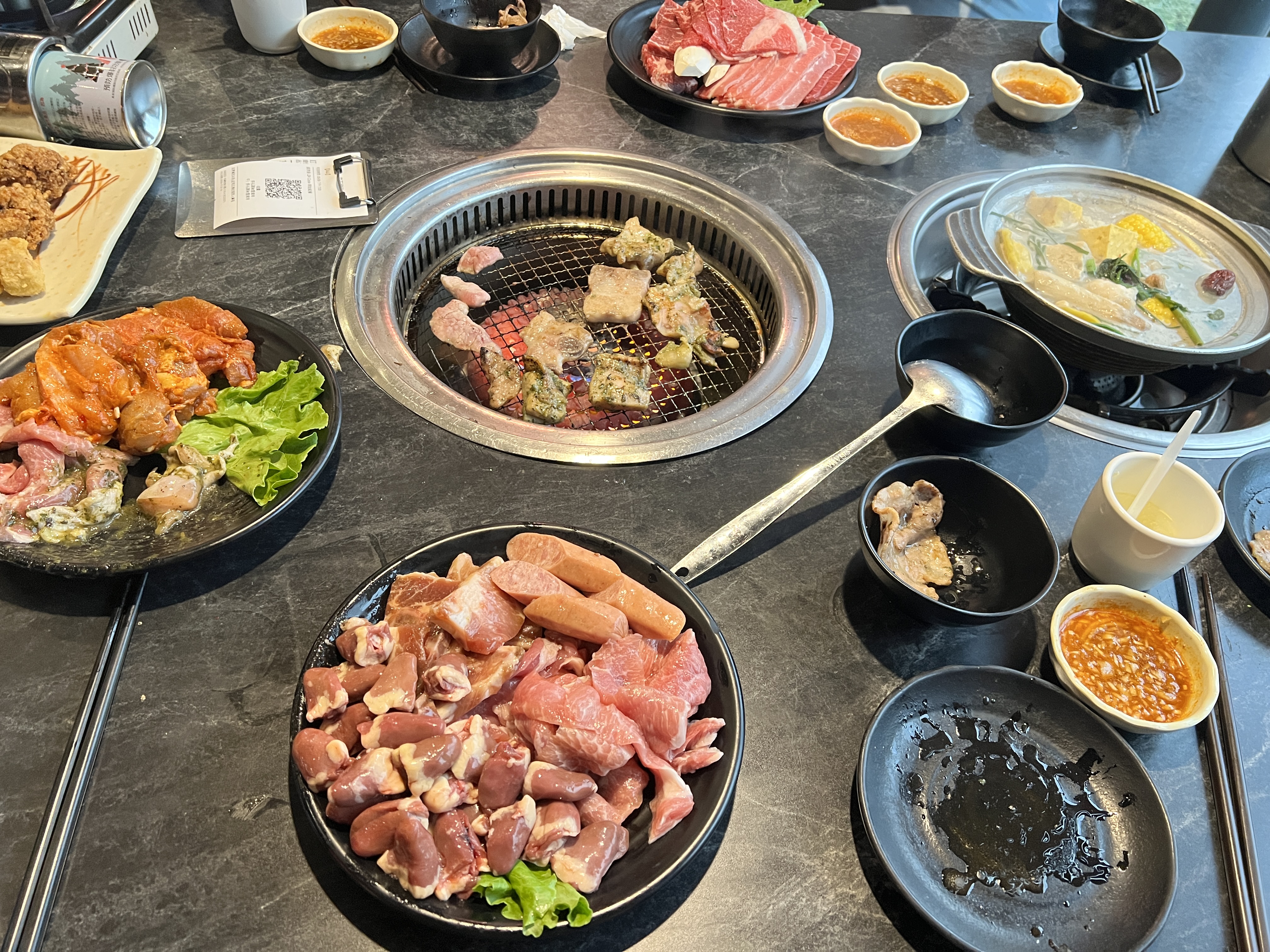 桌上有火鍋與燒烤的多人聚餐餐桌