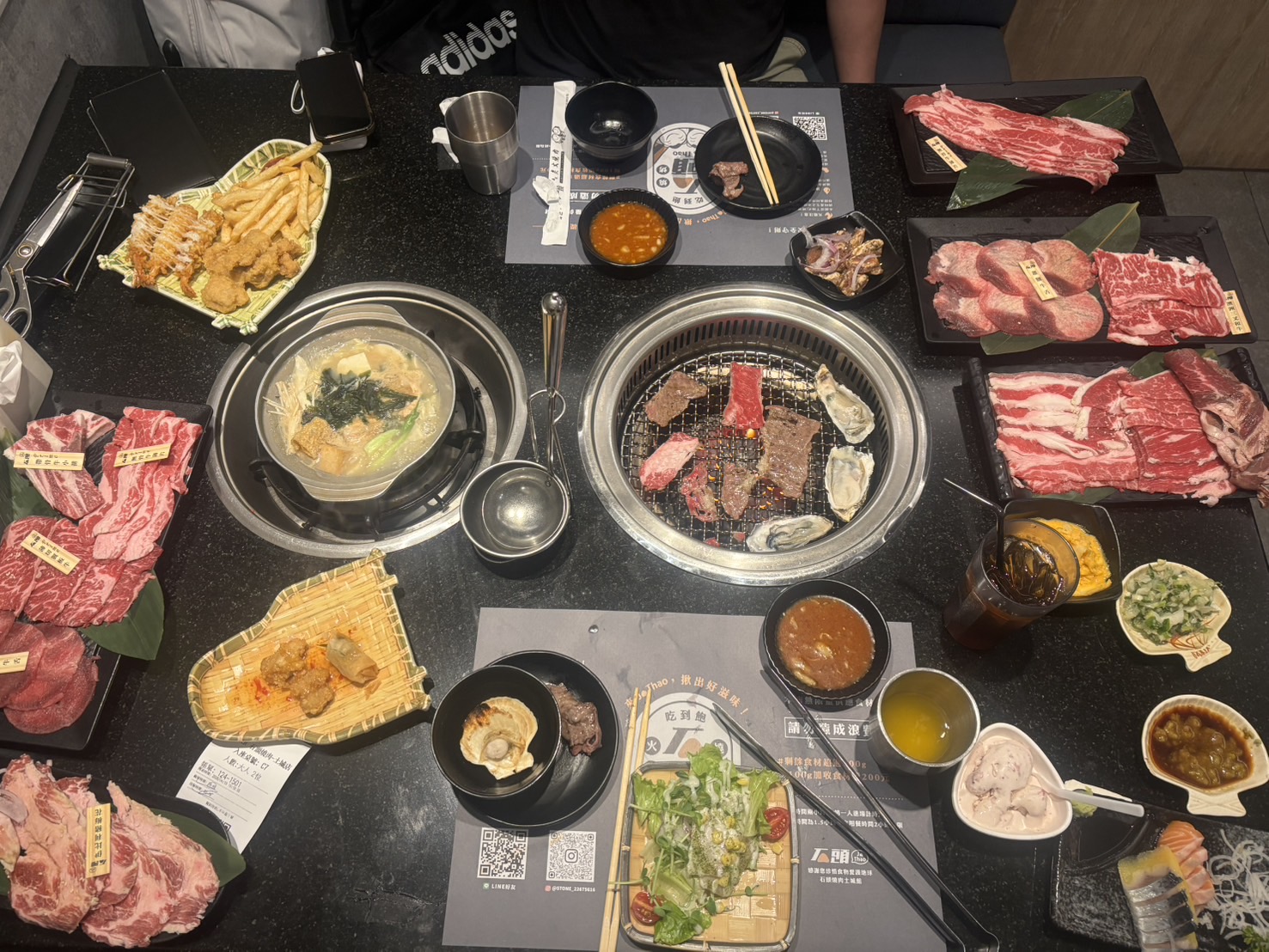 日式燒肉餐桌有牛肉火鍋海鮮與炸物