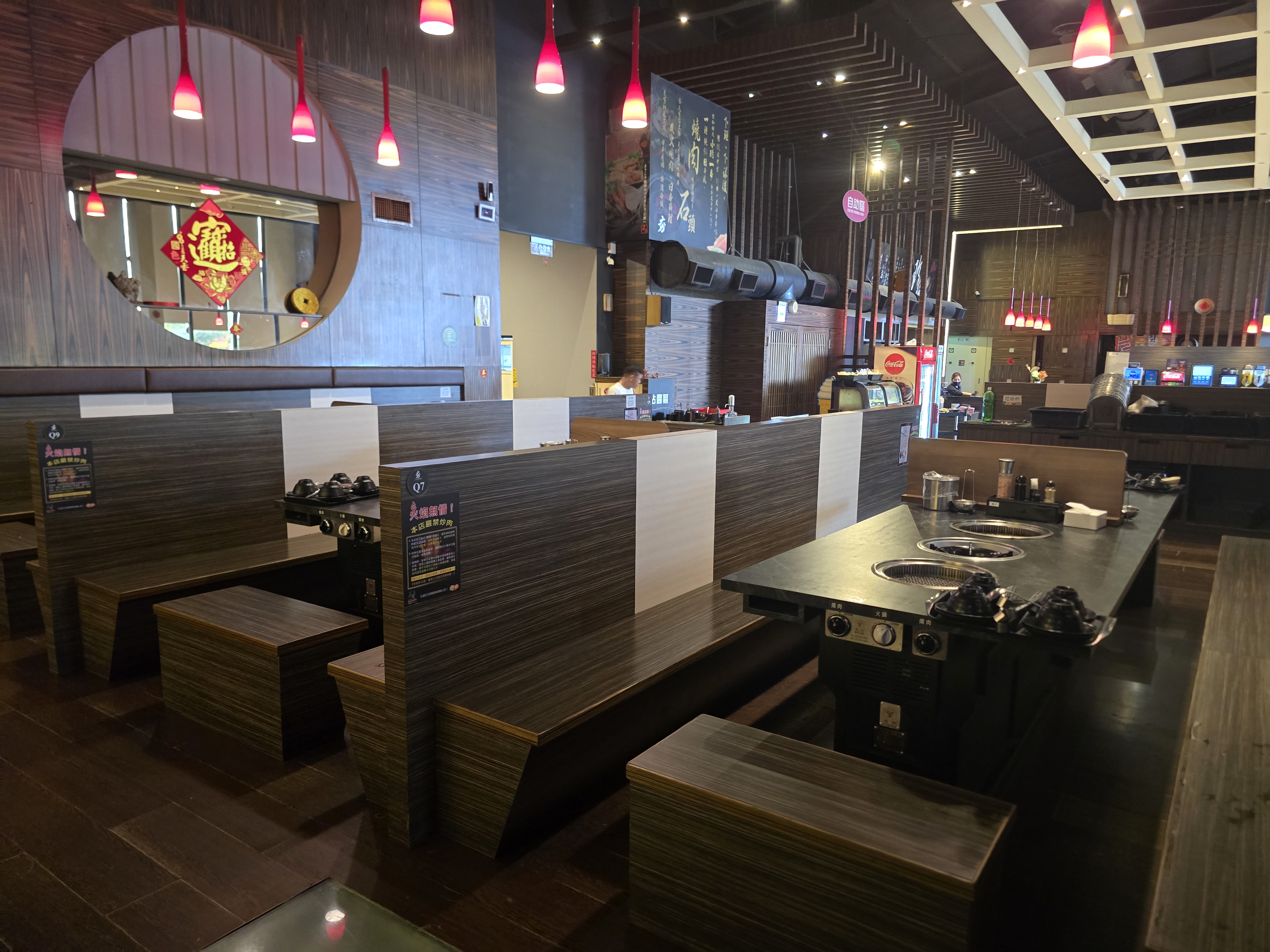 斗六旗艦館室內有多個隔間與圓形火爐桌