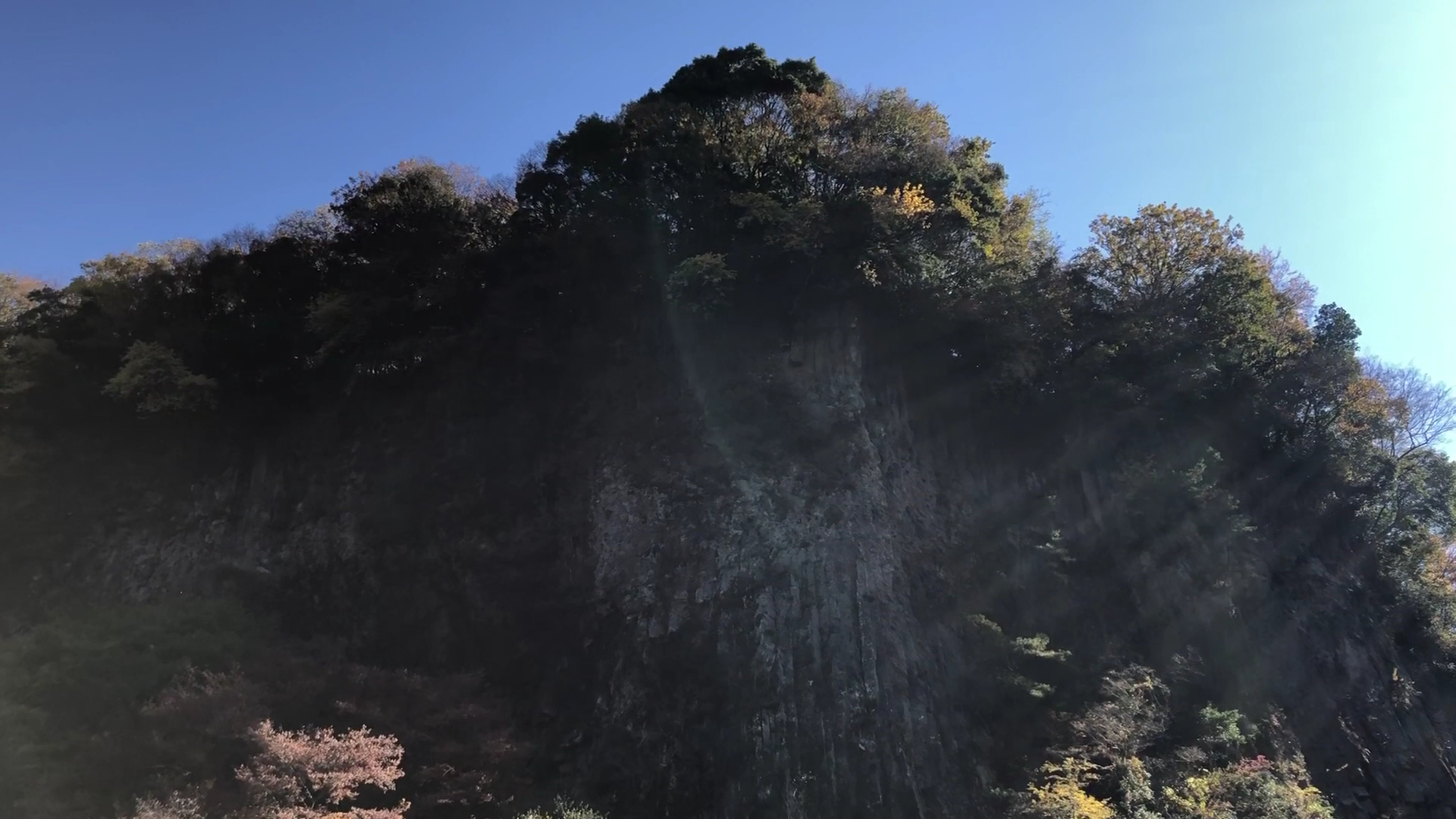 陽光照射在高千穗峽高聳岩壁與藍天