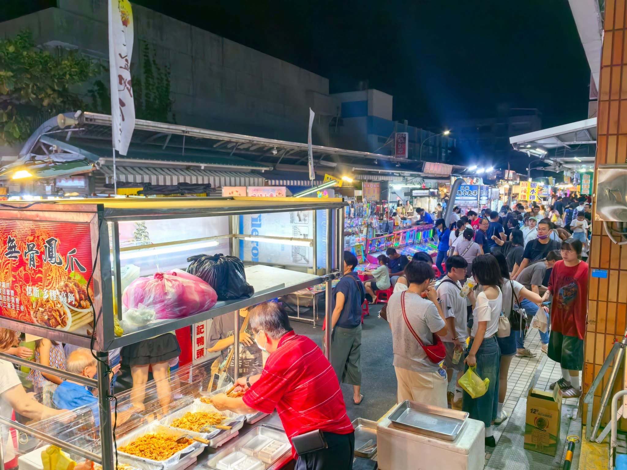 正氣路夜市熱鬧熟食區與人潮