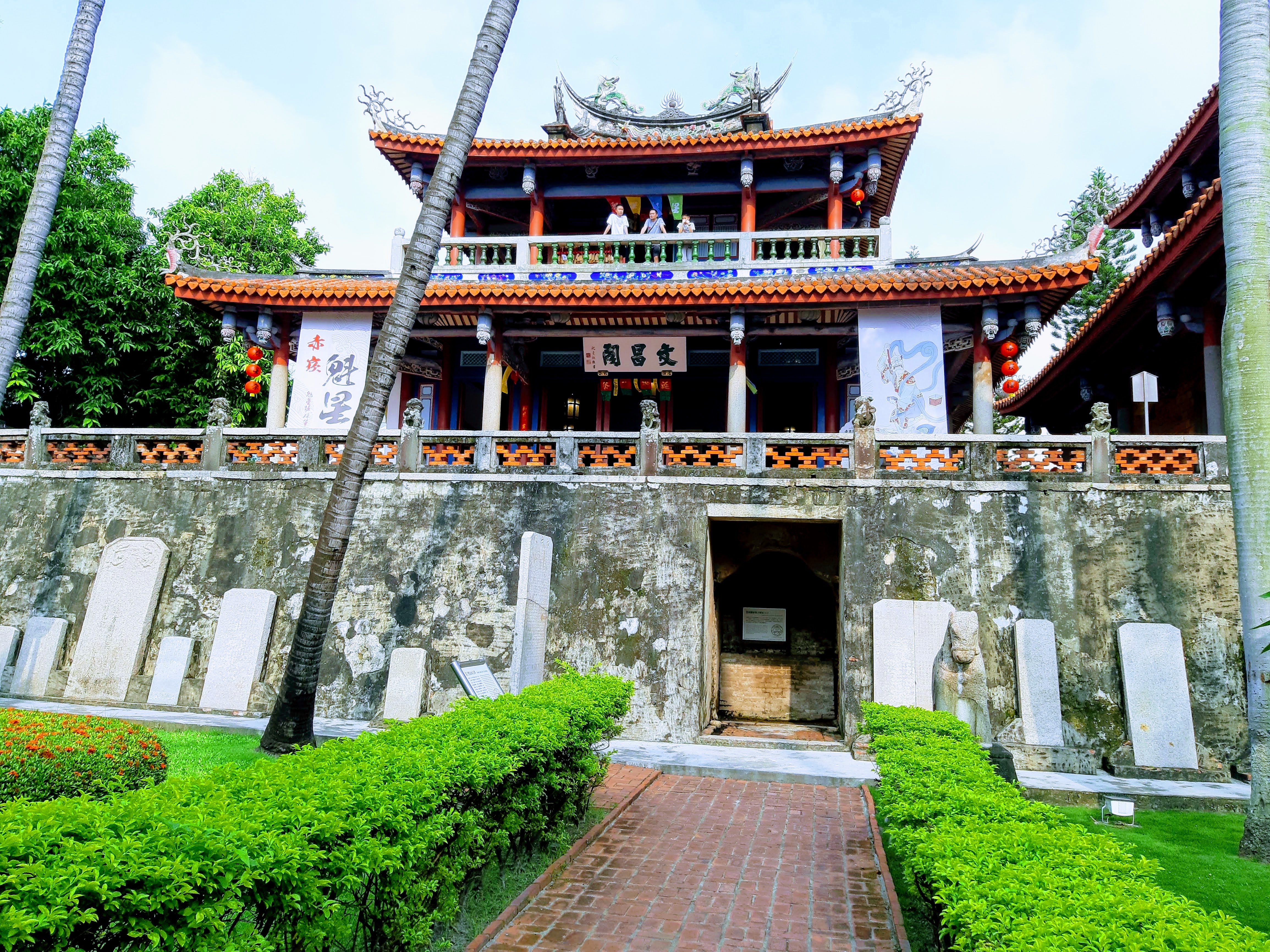 赤崁樓前石碑與古建築步道景觀