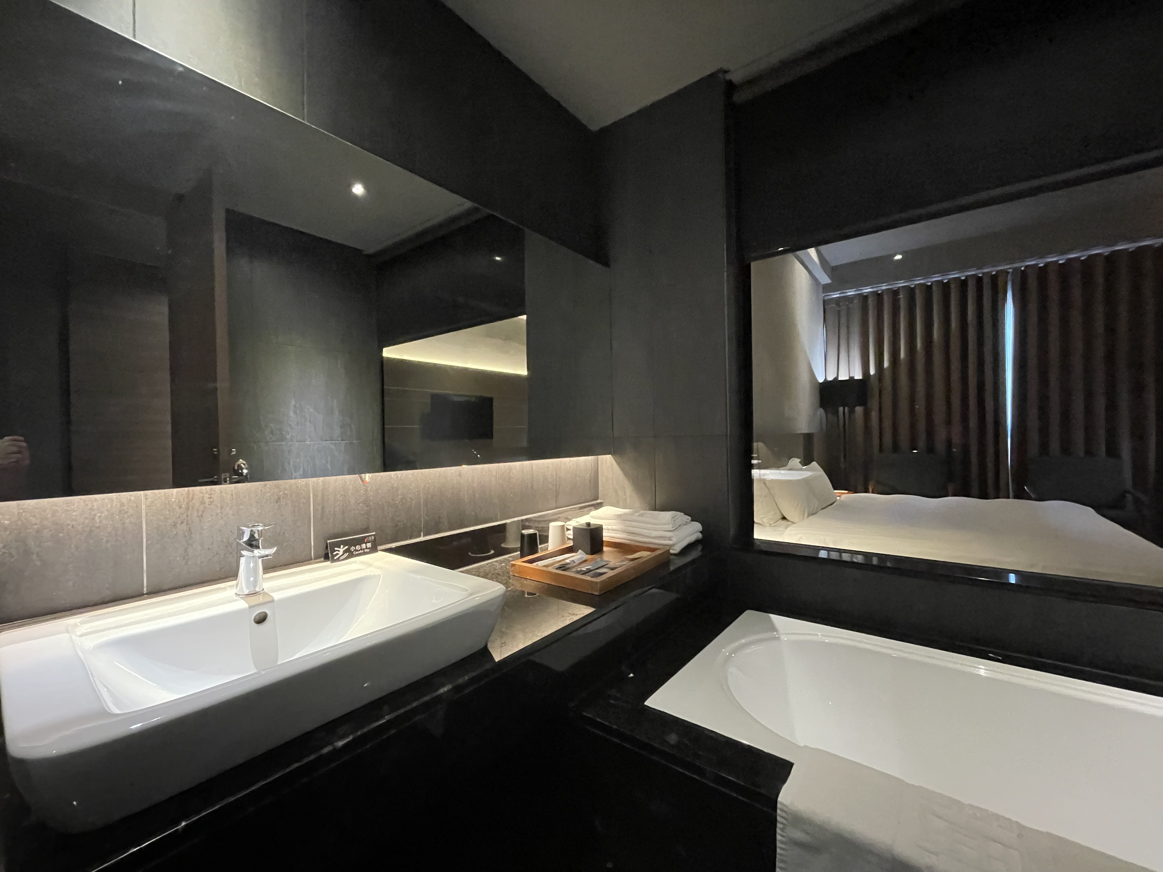 嘉楠風華酒店浴室設有浴缸與乾濕分離