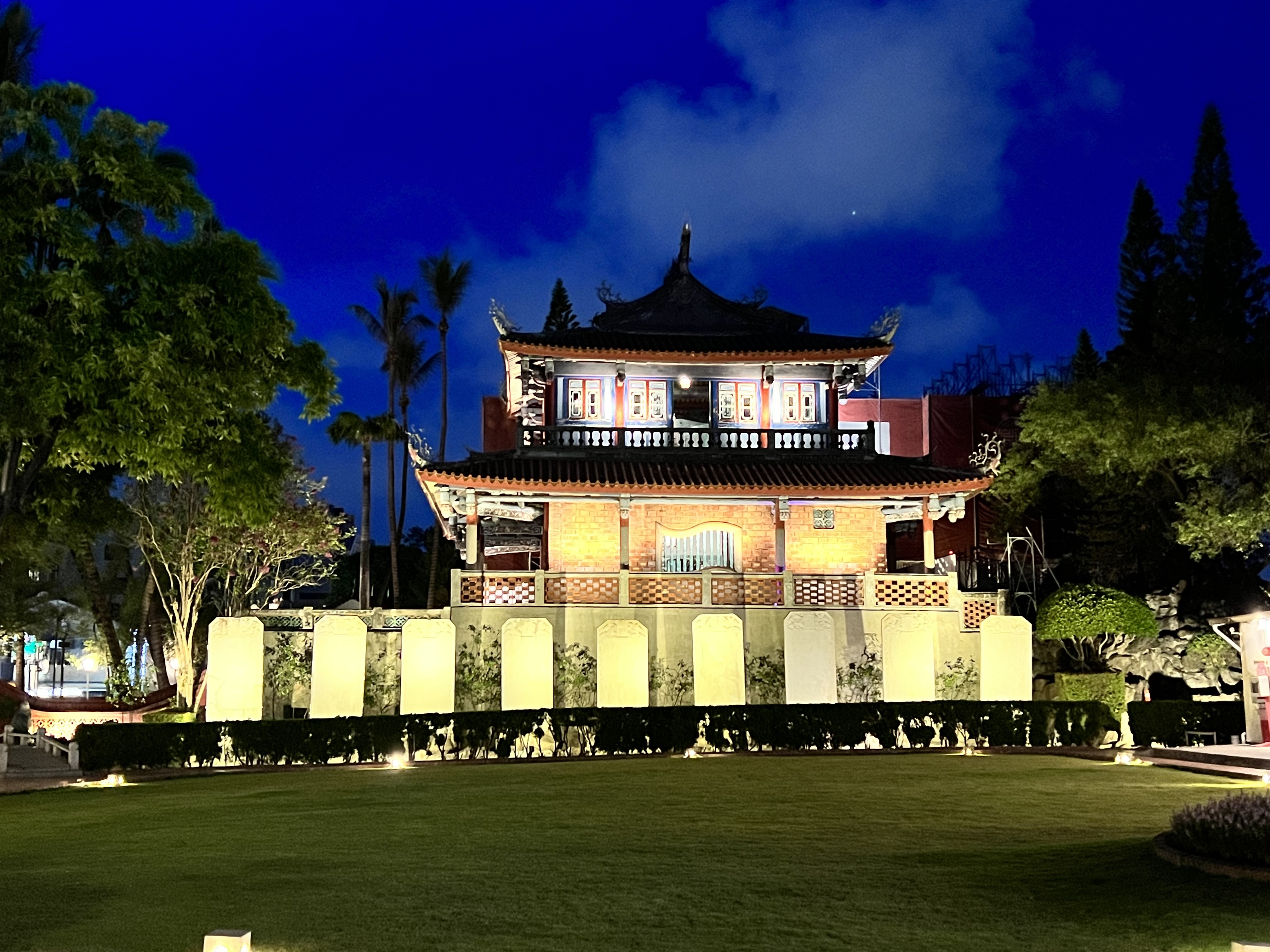 赤崁樓夜間草坪與樓閣景觀