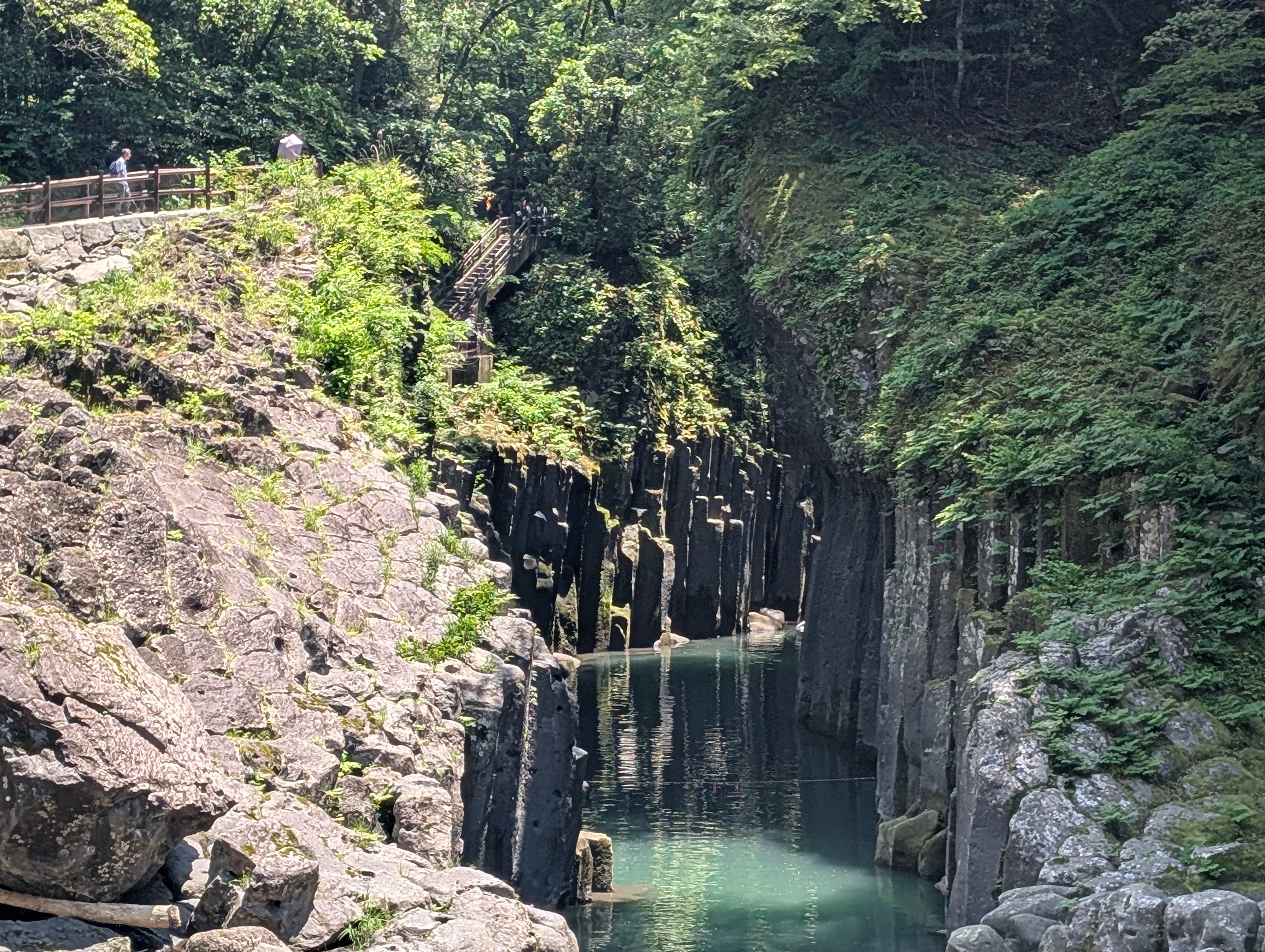 岩石峽谷與柱狀玄武岩地形步道景觀