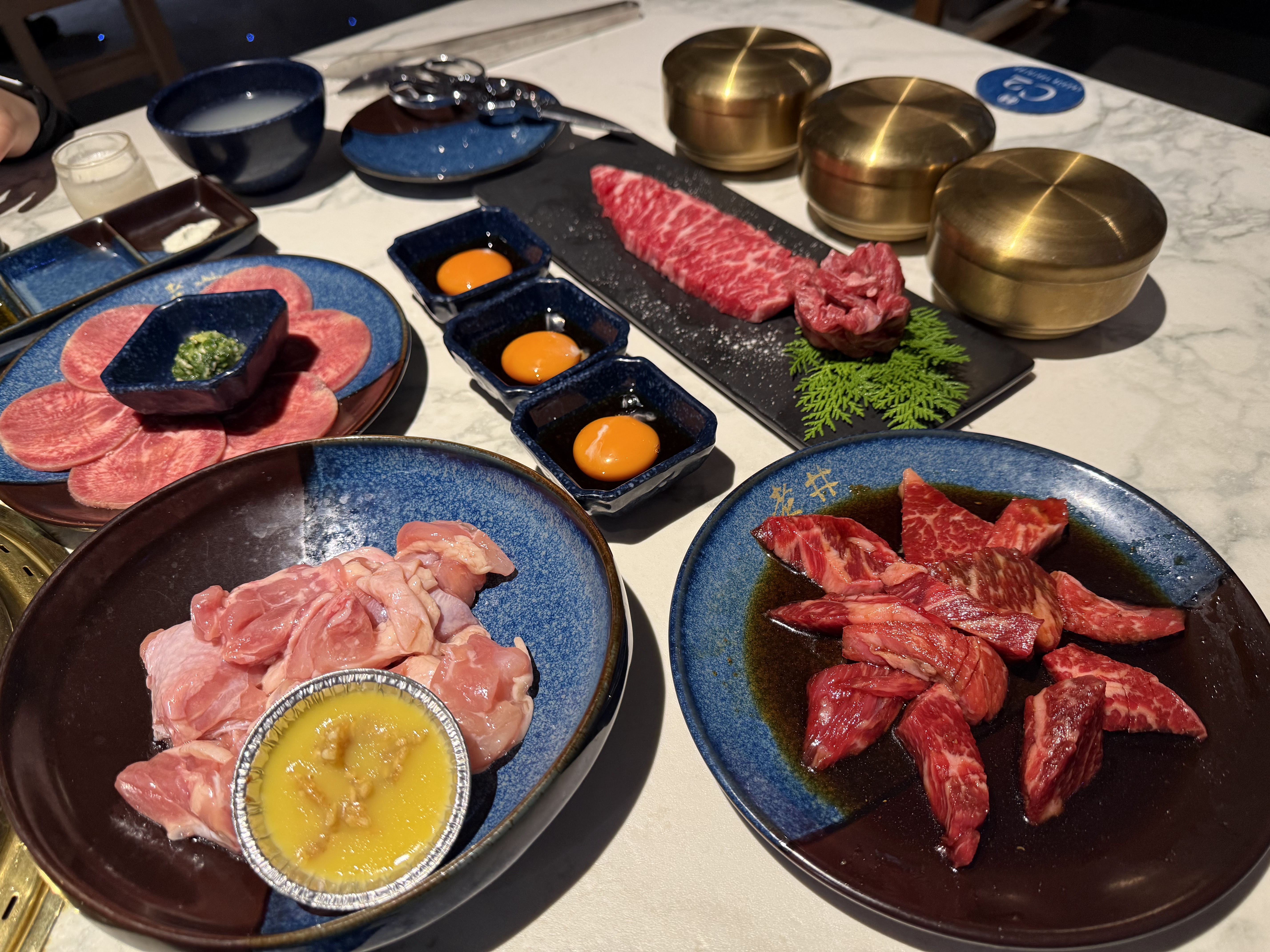 老井極上燒肉肉盤與食材上桌畫面