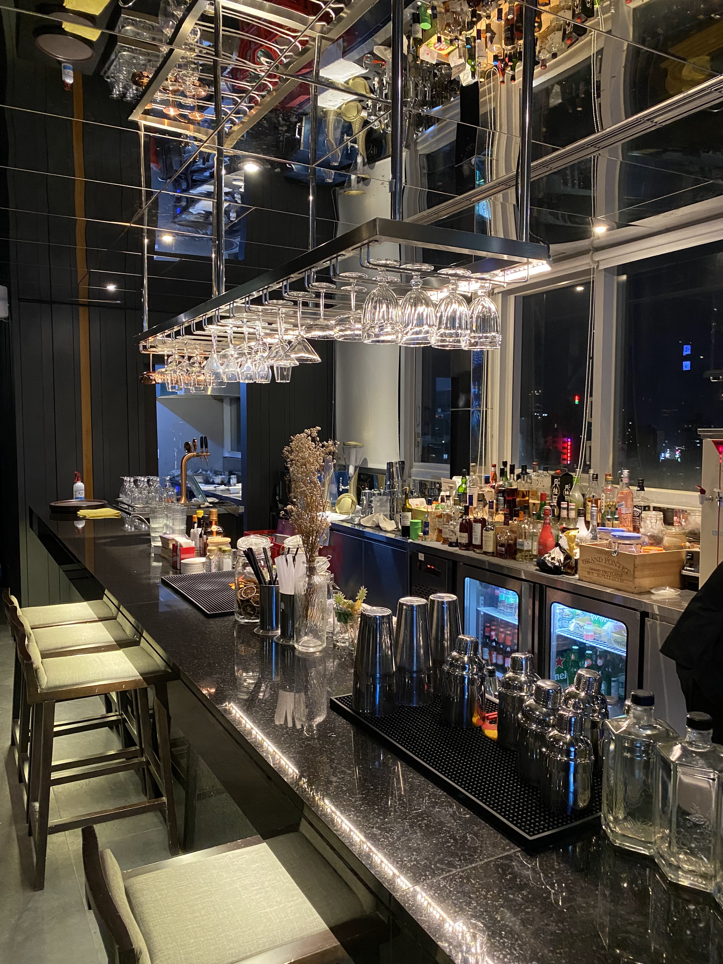 嘉楠風華酒店鐵風吧頂樓空間與夜間氛圍