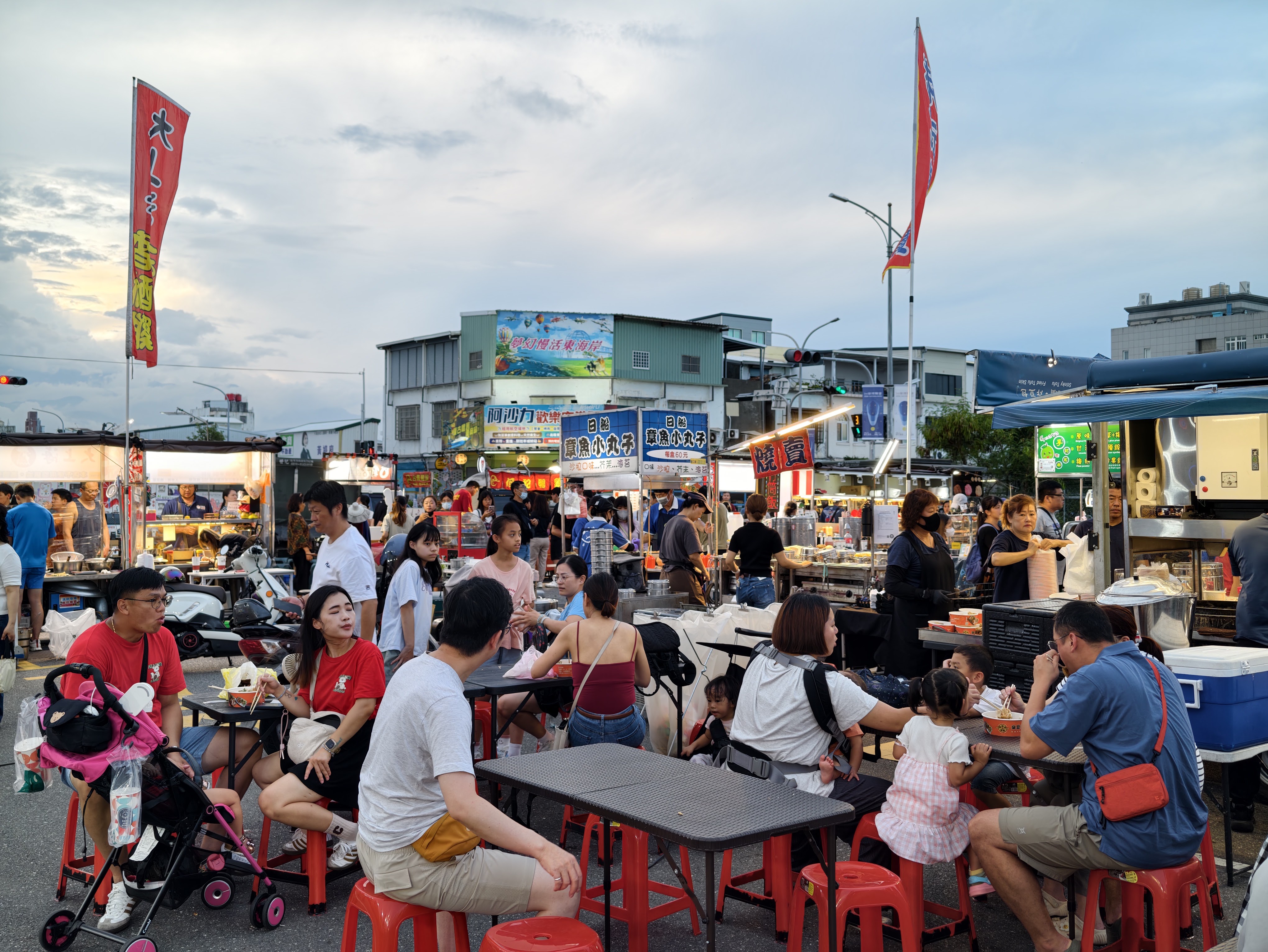 四維夜市座位區與熟食攤位