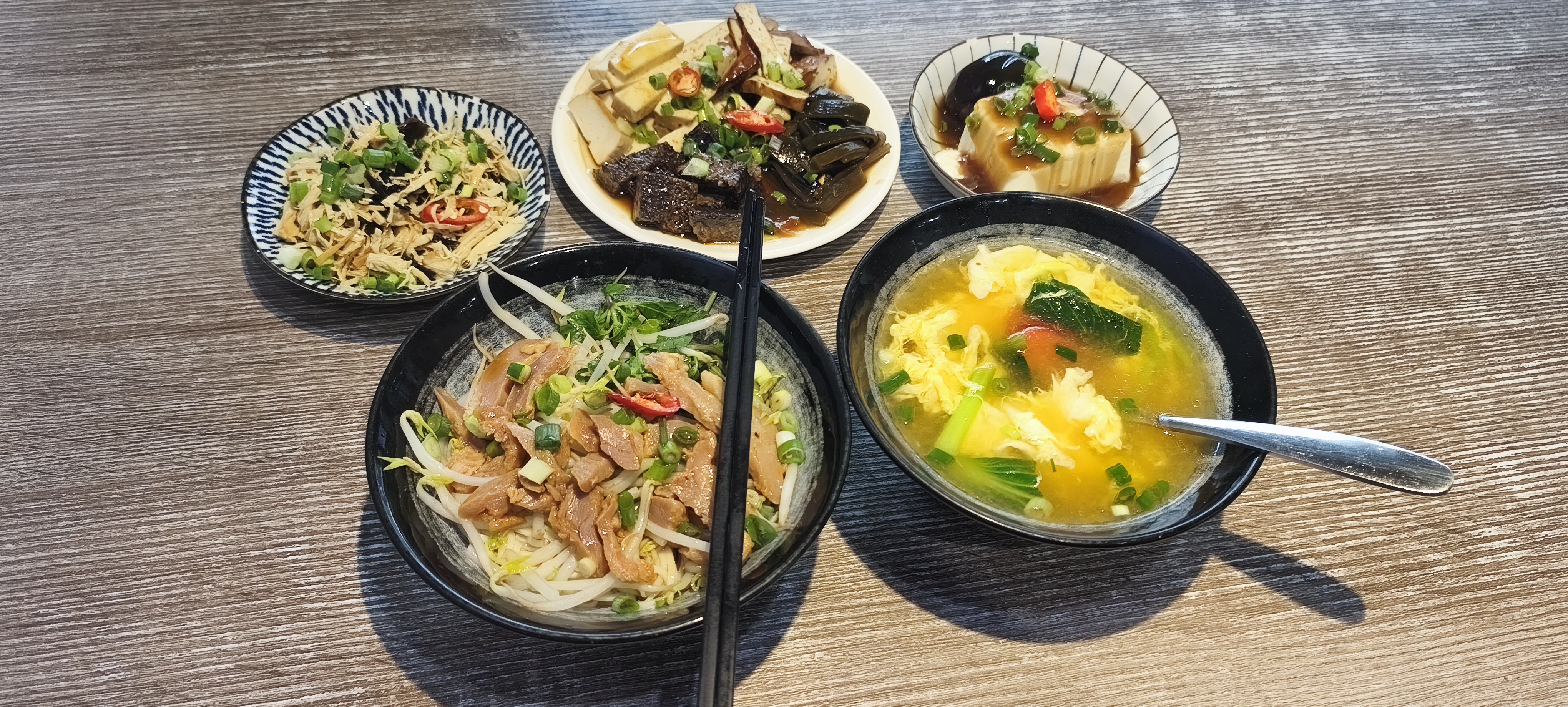 四方食事一整桌拌麵湯品與小菜