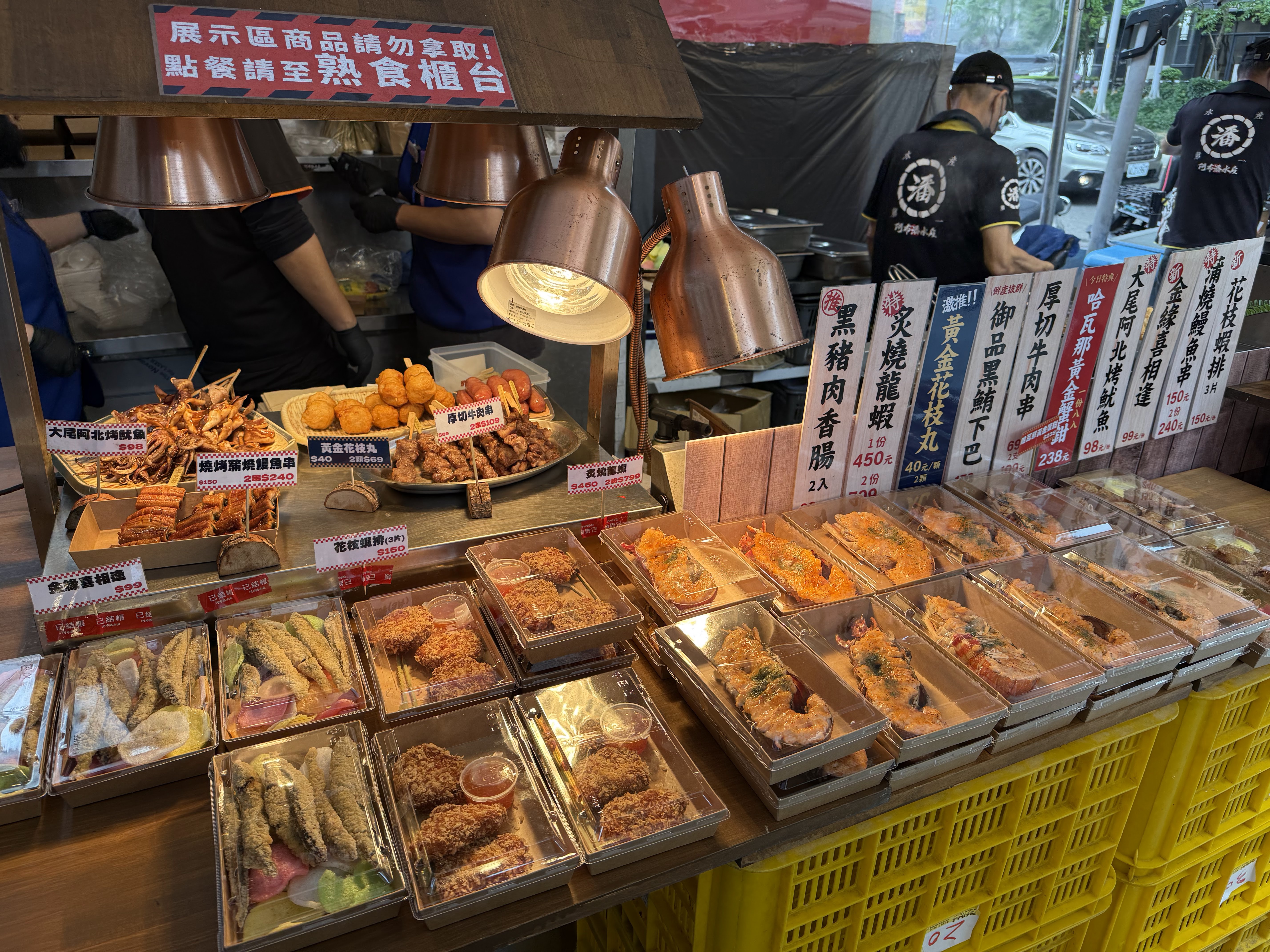 熟食攤位展示炸物烤串魷魚香腸與花枝丸等品項