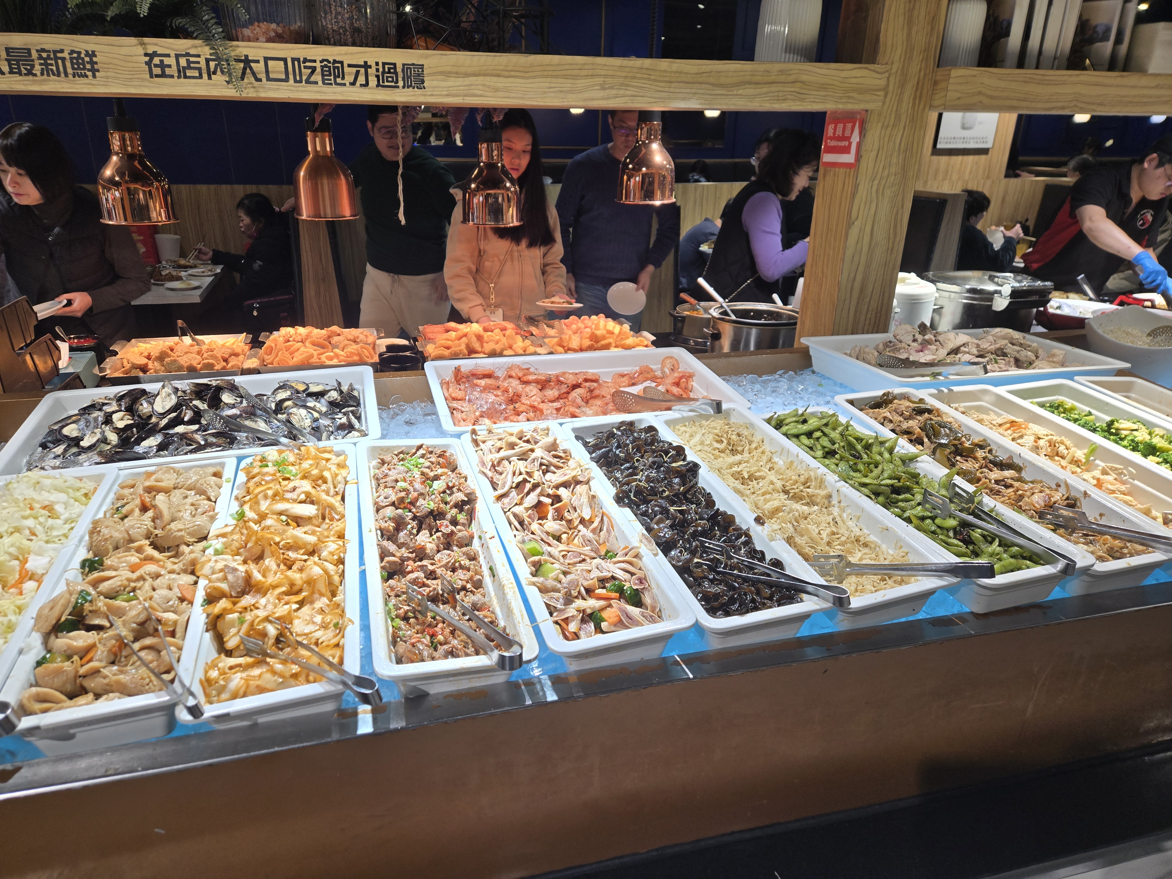 我家牛排中和旗艦店冷盤與熱菜自助吧全景