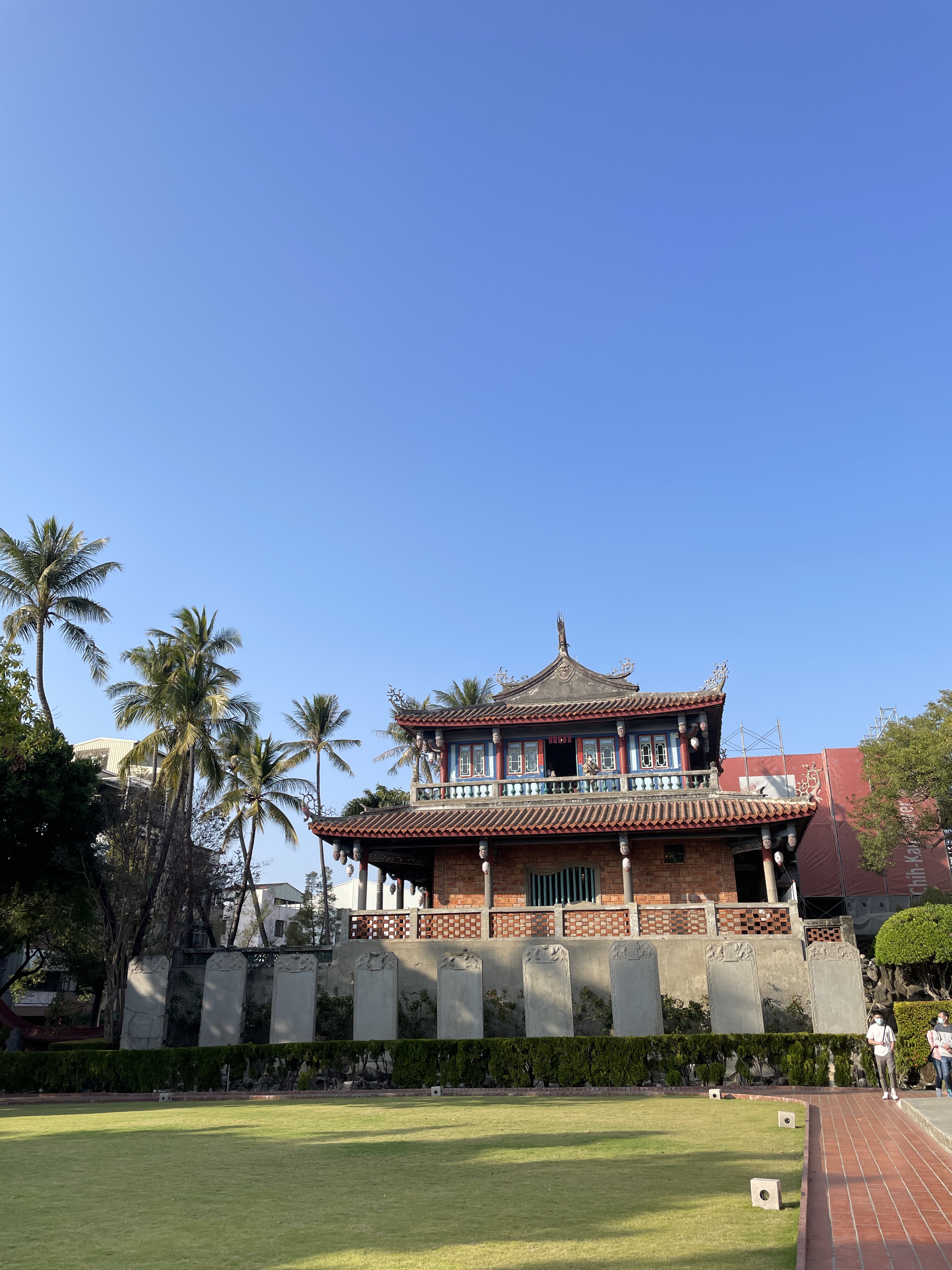 赤崁樓草地石碑與椰子樹景觀